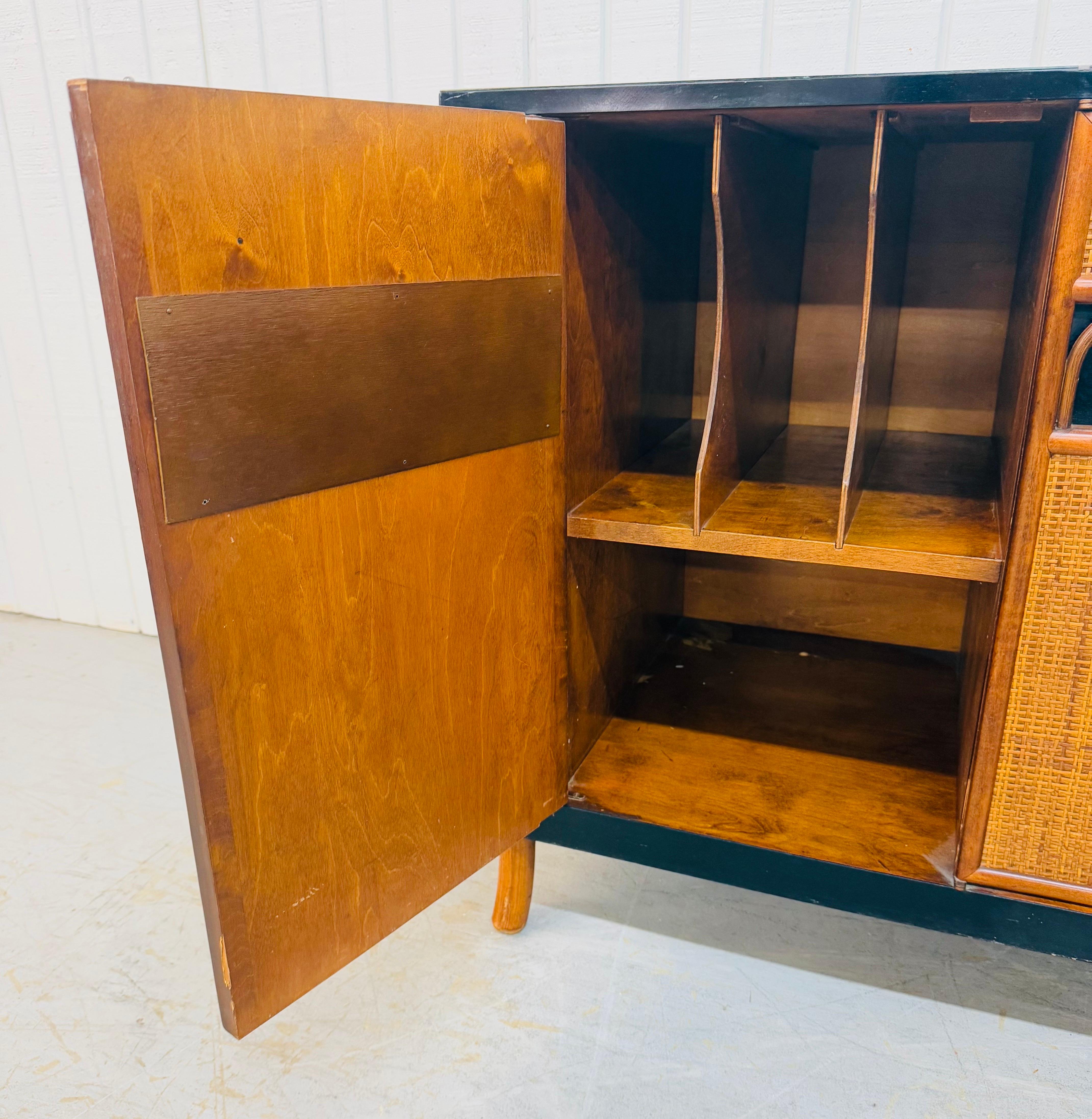 Mid-Century moderno Credenza in canna di rattan in stile Tommi Parzinger, moderna e di metà secolo in vendita