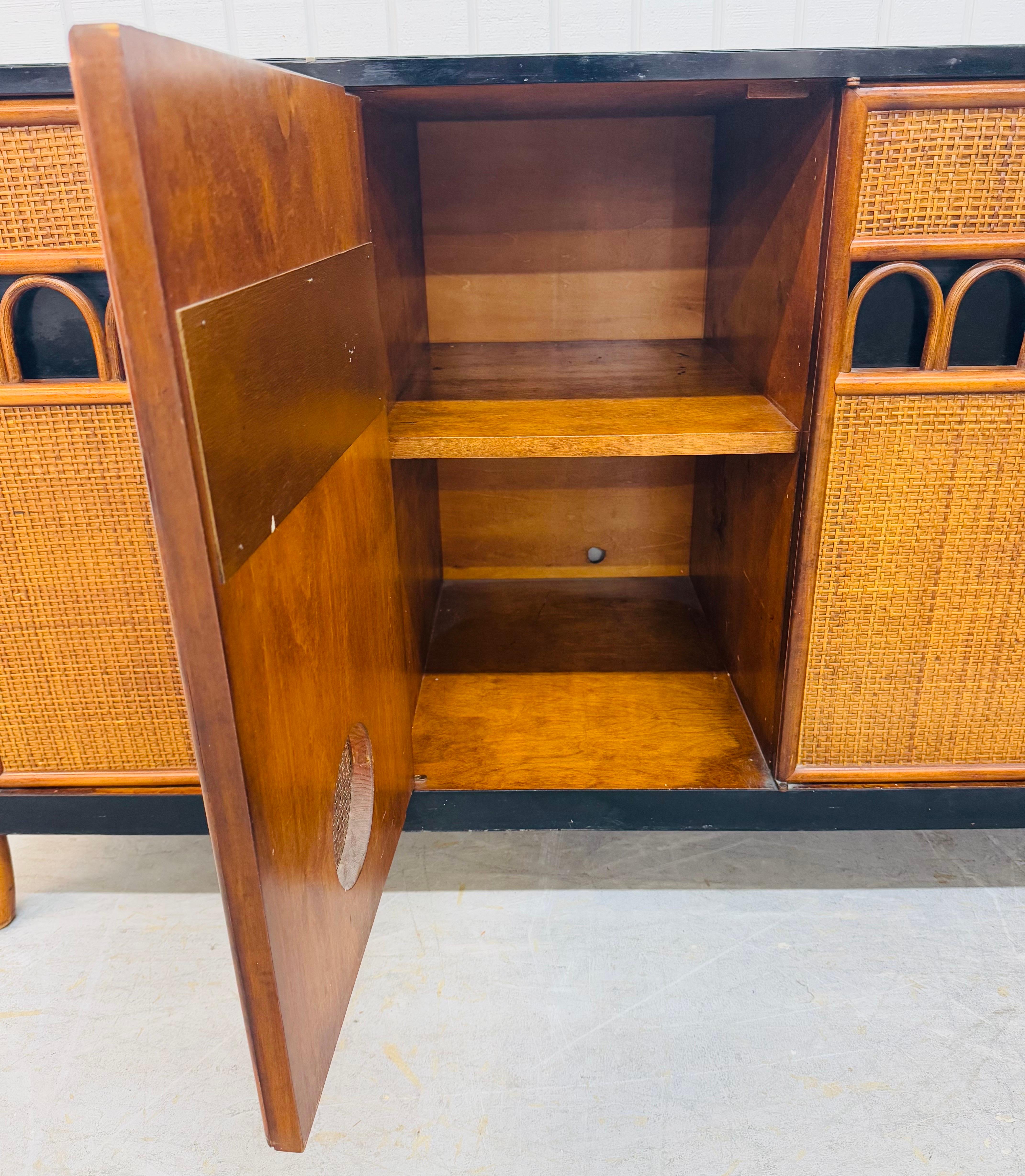 Americano Credenza in canna di rattan in stile Tommi Parzinger, moderna e di metà secolo in vendita