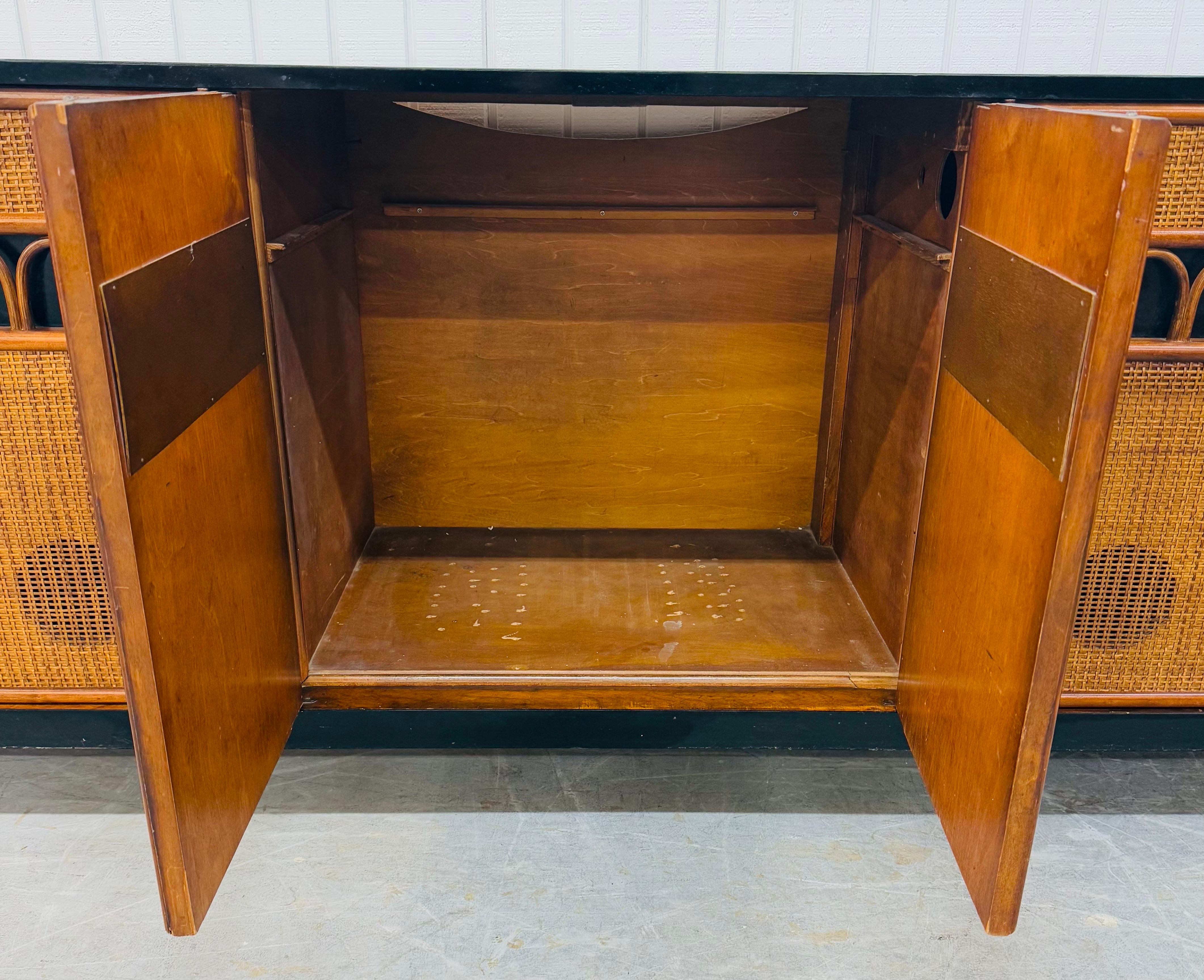 Credenza in canna di rattan in stile Tommi Parzinger, moderna e di metà secolo In condizioni buone in vendita a Clarksboro, NJ