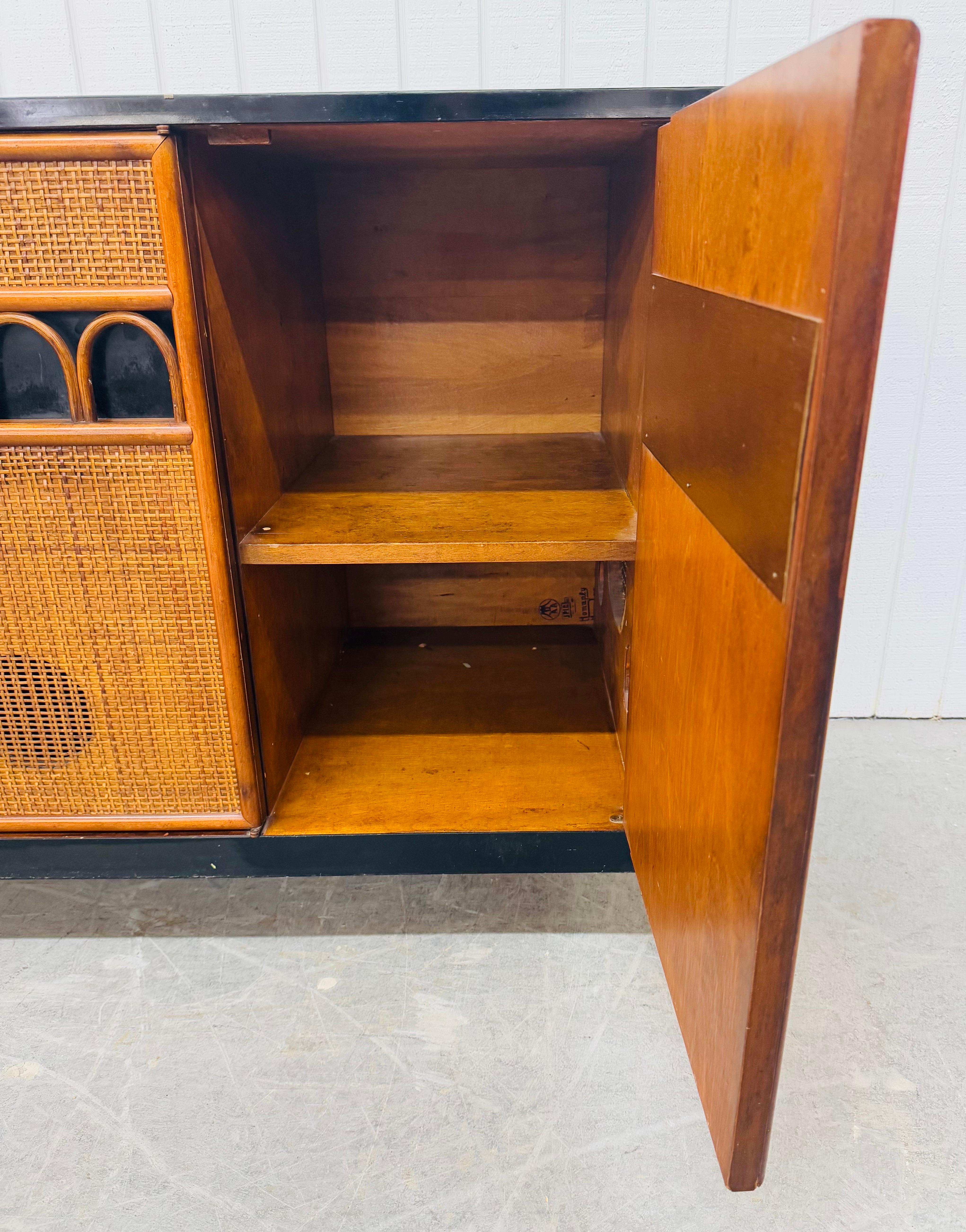 Canna Credenza in canna di rattan in stile Tommi Parzinger, moderna e di metà secolo in vendita