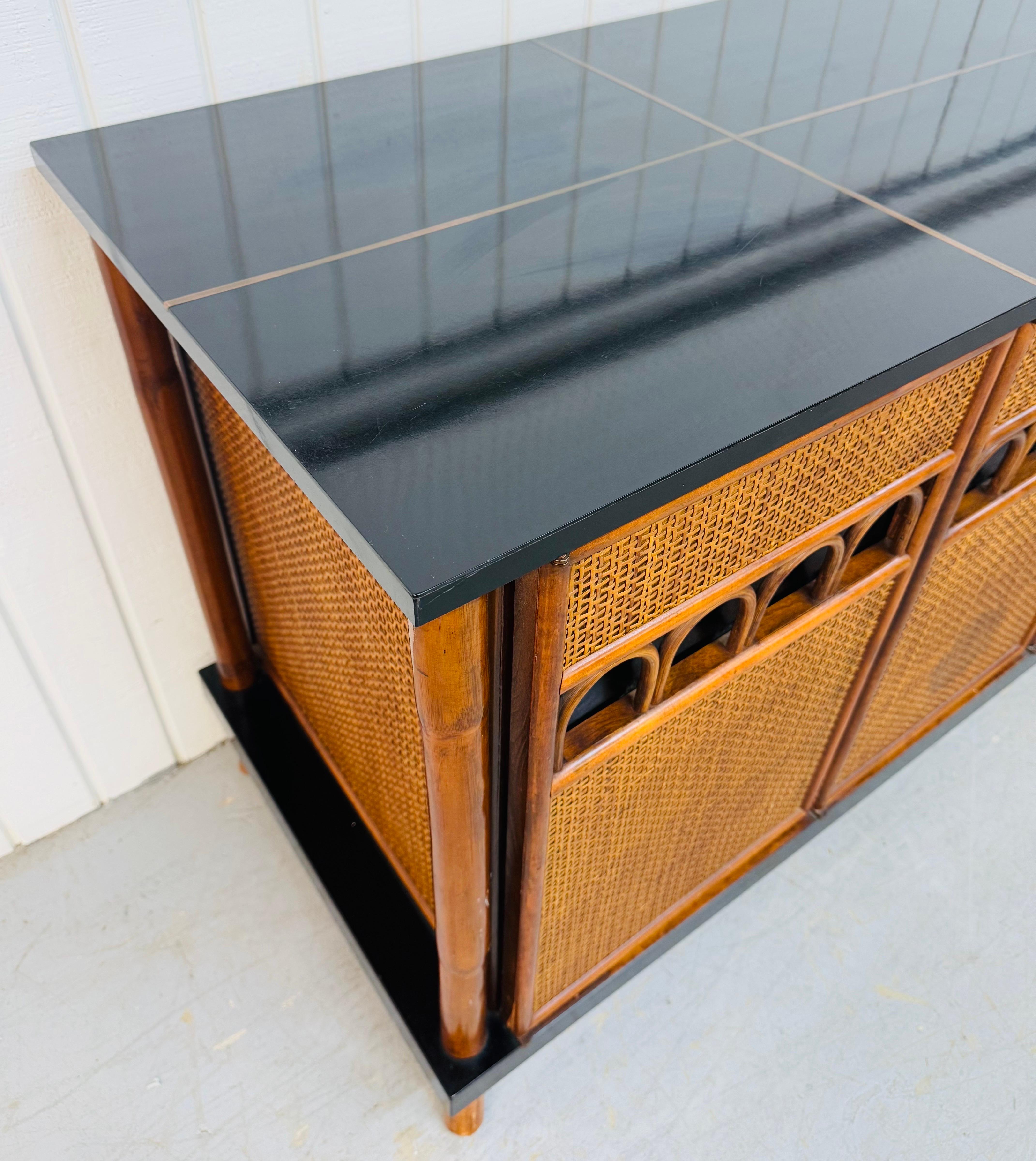 Credenza in canna di rattan in stile Tommi Parzinger, moderna e di metà secolo in vendita 1
