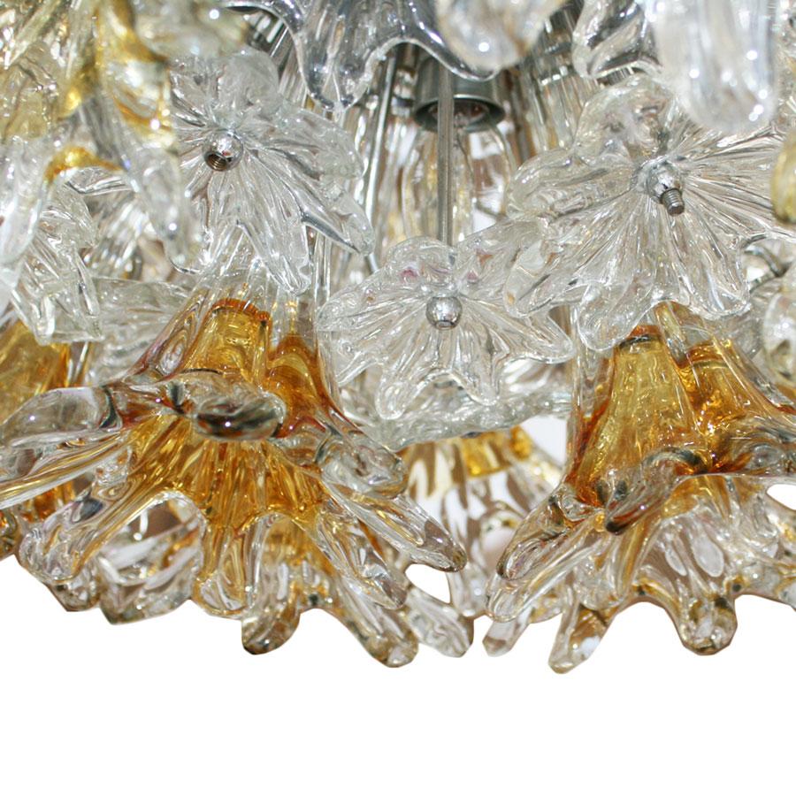 Lampada da soffitto italiana edita da Venini. Struttura composta da una sfera di metallo con pezzi di vetro massiccio di Murano giallo e chiaro con forme floreali.

Il nostro obiettivo principale è la soddisfazione del cliente, quindi includiamo nel