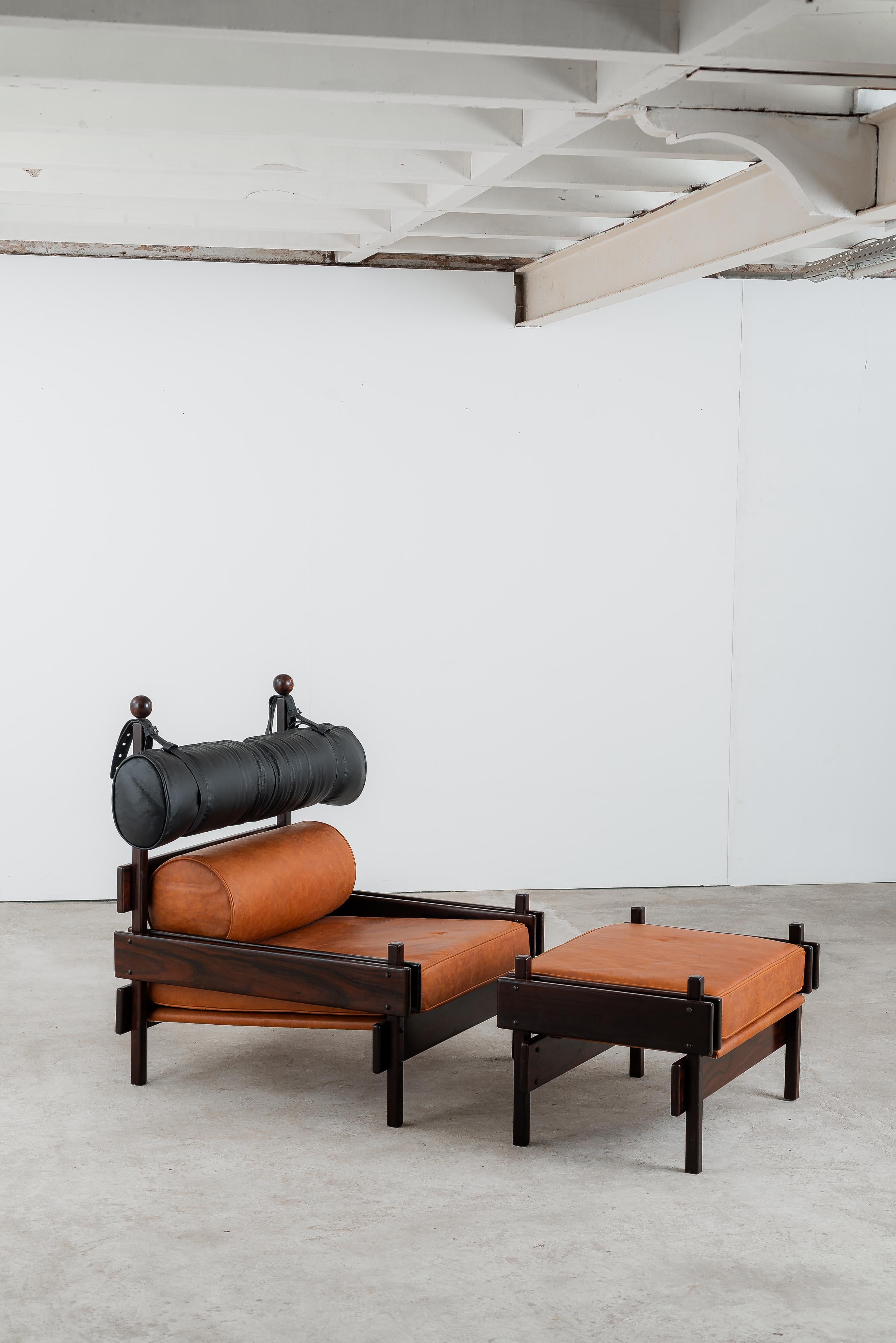 Moderner Tonico-Sessel mit Hocker von Sergio Rodrigues, Brasilien, 1960er Jahre (Leder) im Angebot