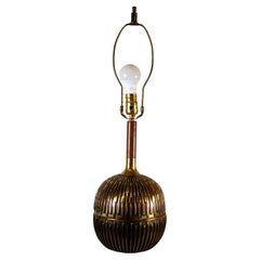 Moderne Mid-Century-Lampe aus Messing und Nussbaumholz von Tony Paul Westwood