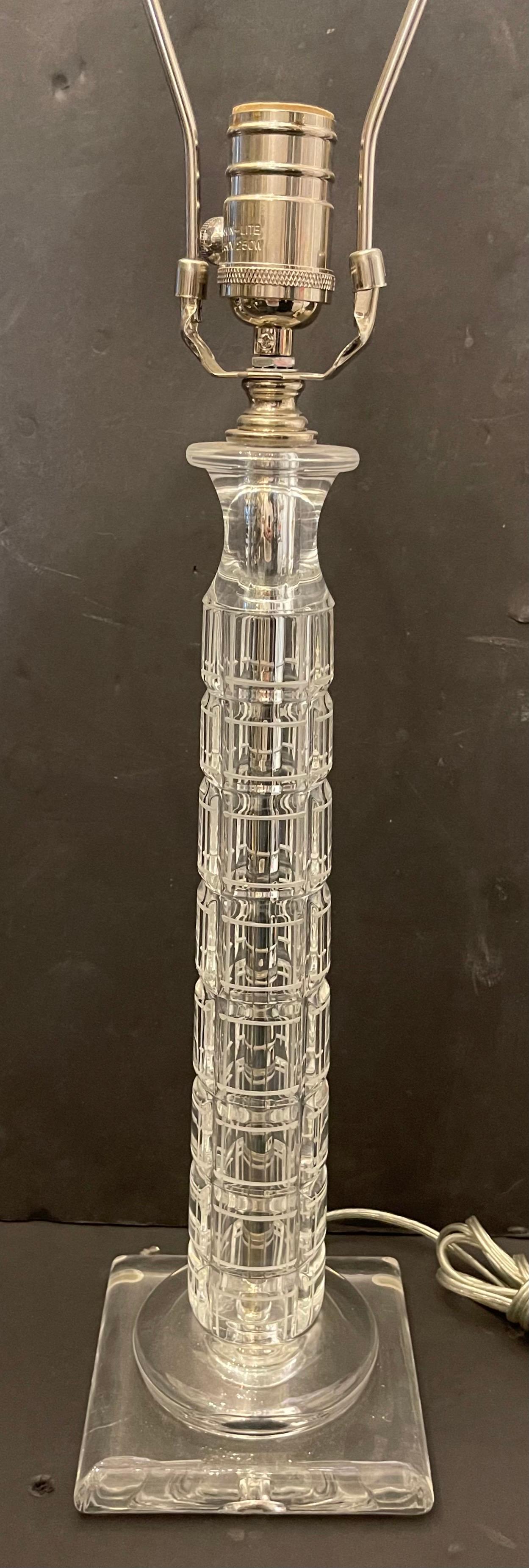 Magnifique paire de lampes de style transitionnel / art déco du milieu du siècle dernier, en forme de colonne, en nickel et cristal / verre. Le câblage a été refait avec de nouvelles douilles.