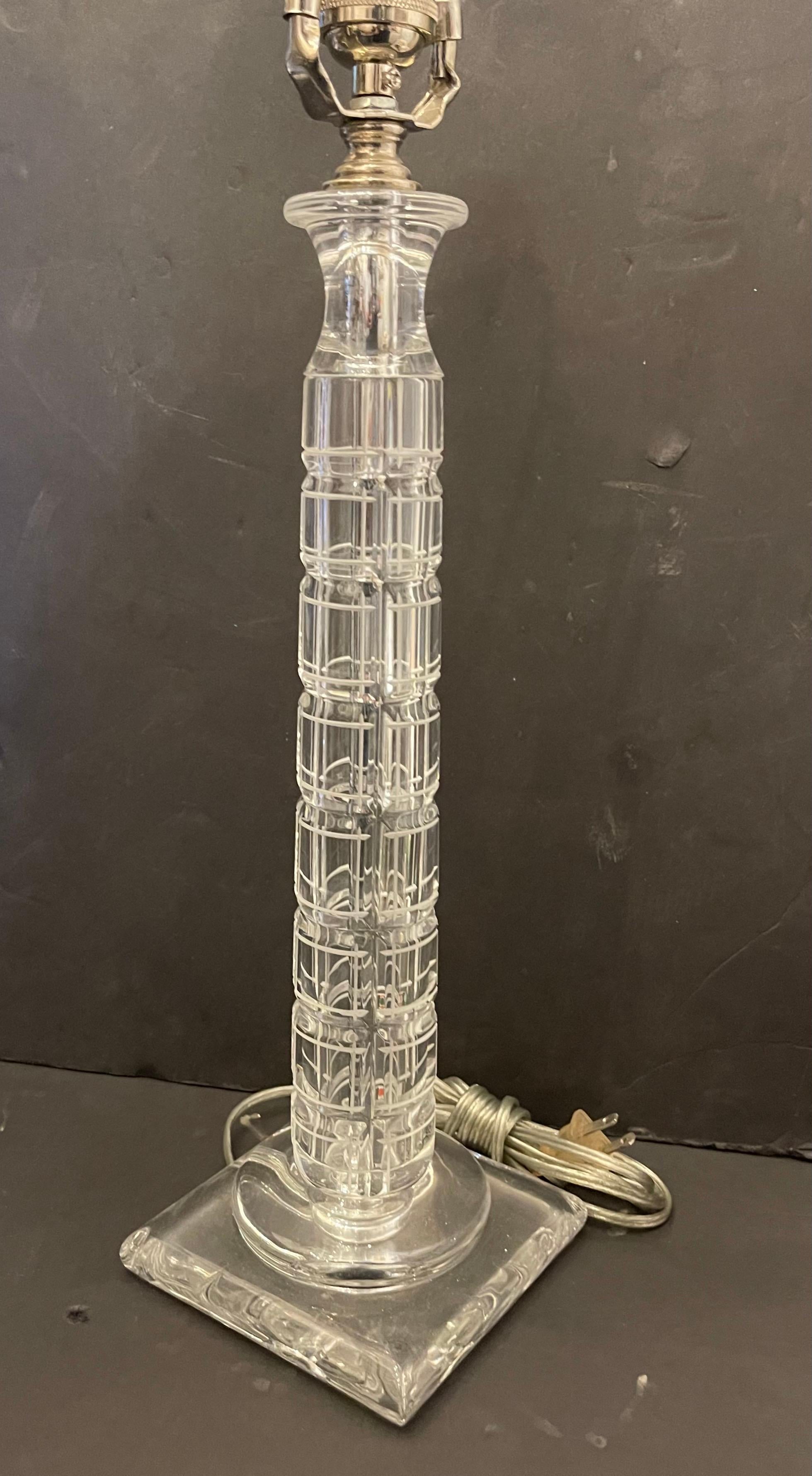 Mid-Century Modern Paire de lampes à colonne en nickel et verre de cristal pour le style transitionnel du milieu du siècle dernier en vente