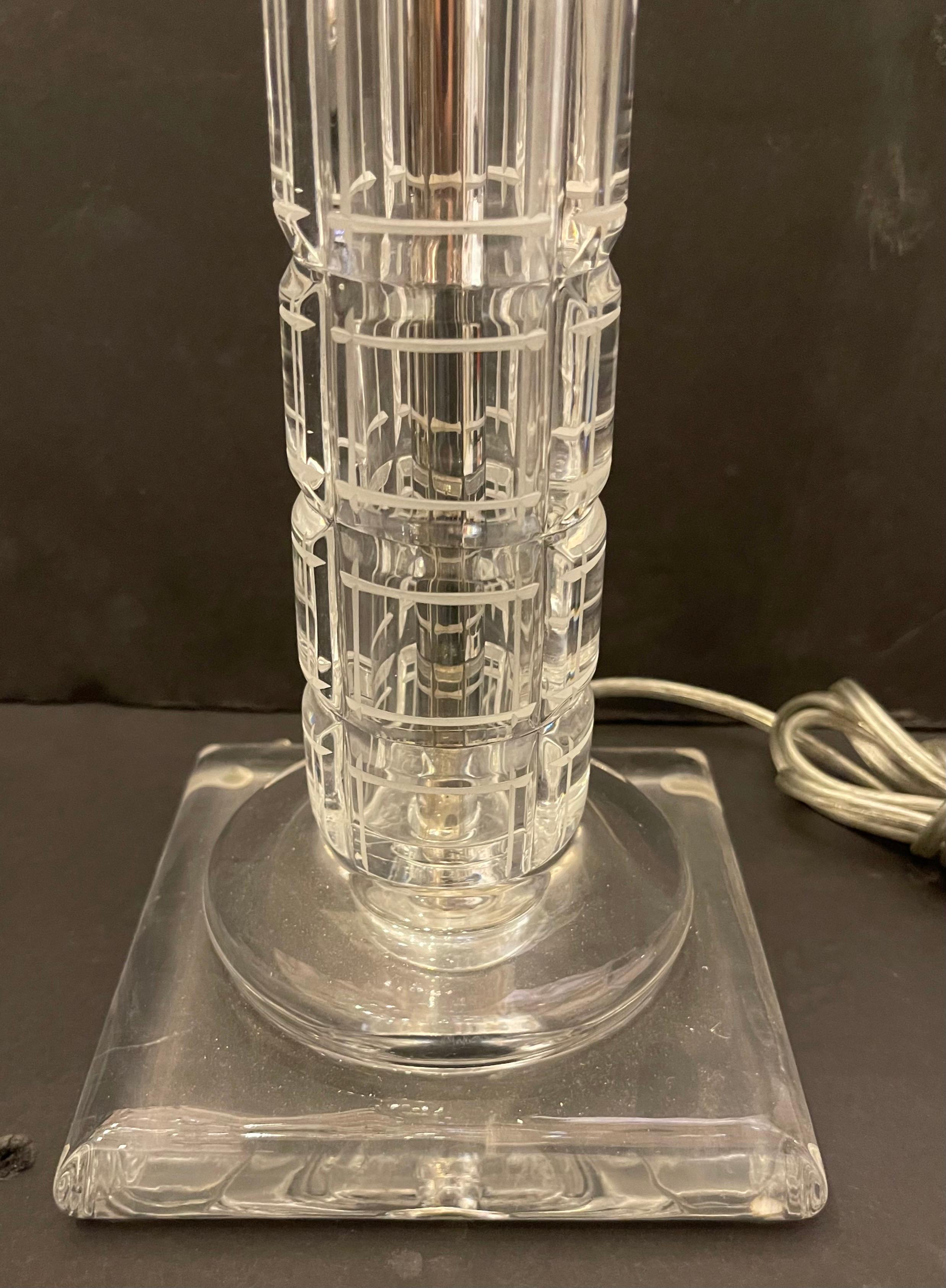Paire de lampes à colonne en nickel et verre de cristal pour le style transitionnel du milieu du siècle dernier Bon état - En vente à Roslyn, NY
