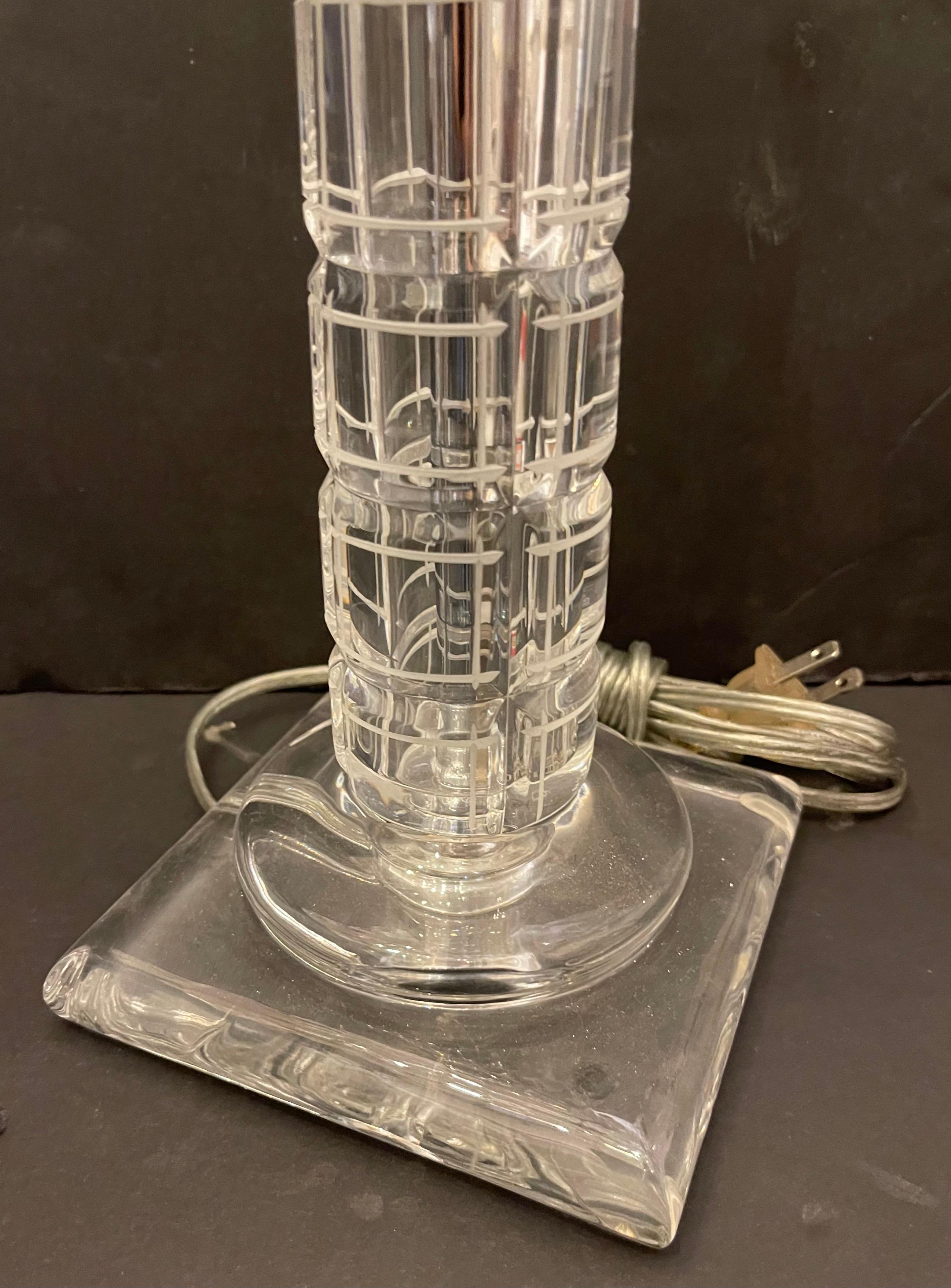 20ième siècle Paire de lampes à colonne en nickel et verre de cristal pour le style transitionnel du milieu du siècle dernier en vente