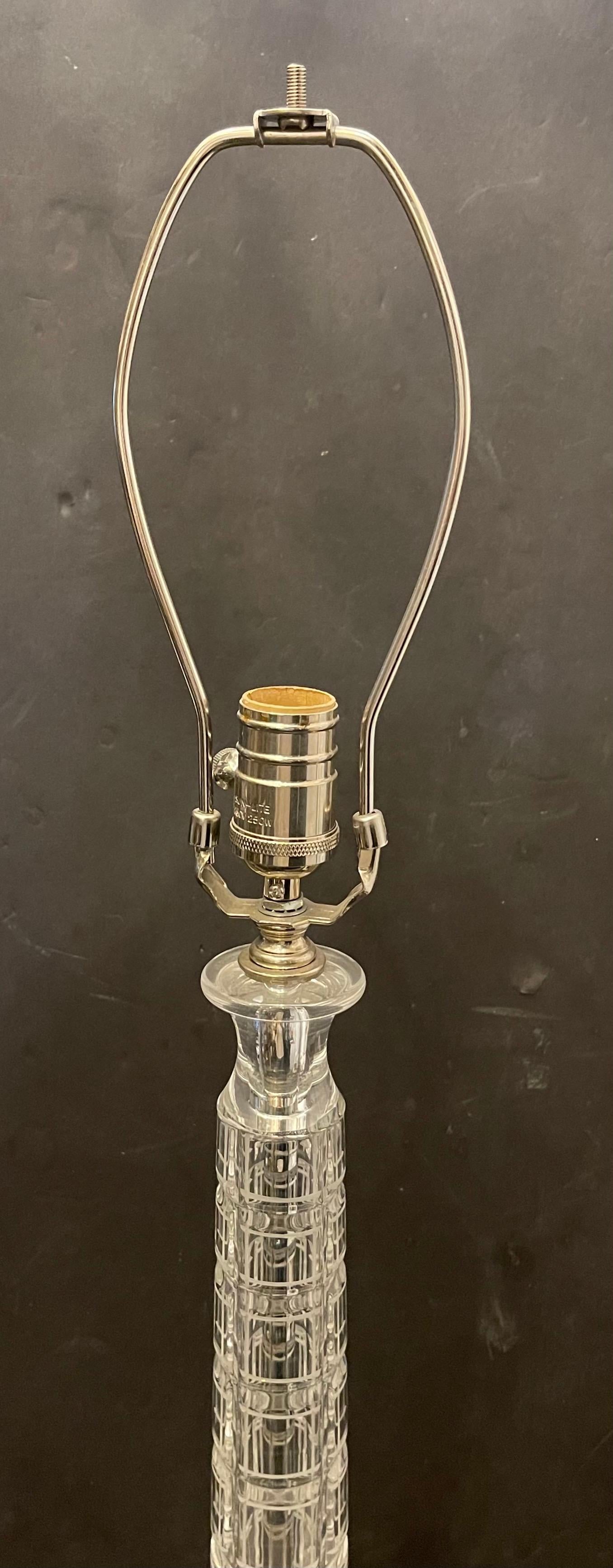 Verre Paire de lampes à colonne en nickel et verre de cristal pour le style transitionnel du milieu du siècle dernier en vente