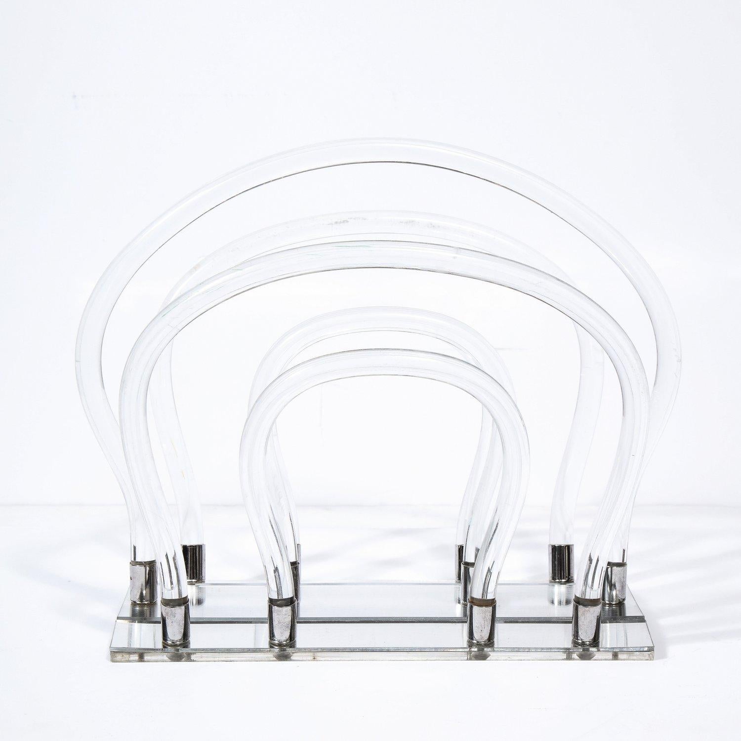 Ce superbe porte-revues a été réalisé par l'illustre Dorothy Thorpe aux États-Unis vers 1970. Elle présente des formes amorphes concentriques réalisées en Lucite translucide avec des accessoires chromés et une base en Lucite miroir. Avec ses lignes