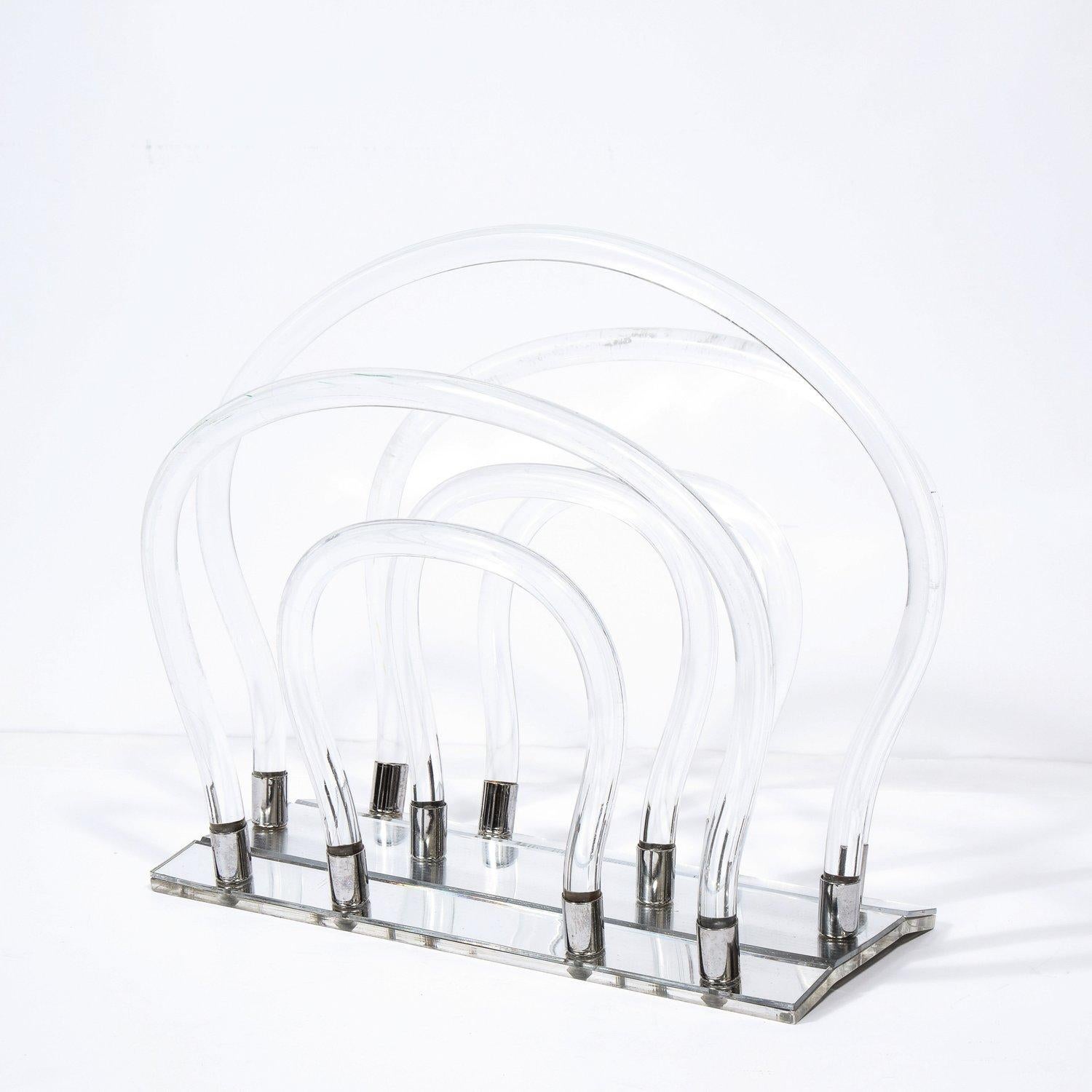 Américain The Moderns Modern Lucite Translucide Magazine Stand by Dorothy Thorpe en vente