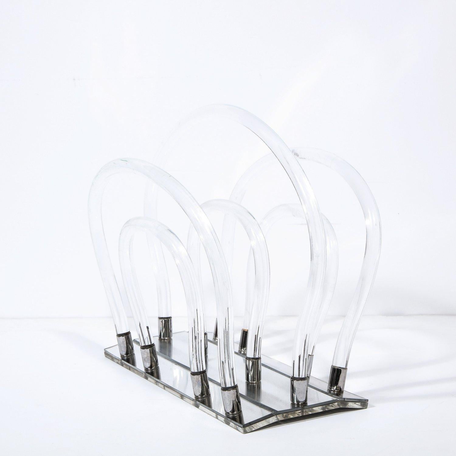 The Moderns Modern Lucite Translucide Magazine Stand by Dorothy Thorpe Excellent état - En vente à New York, NY
