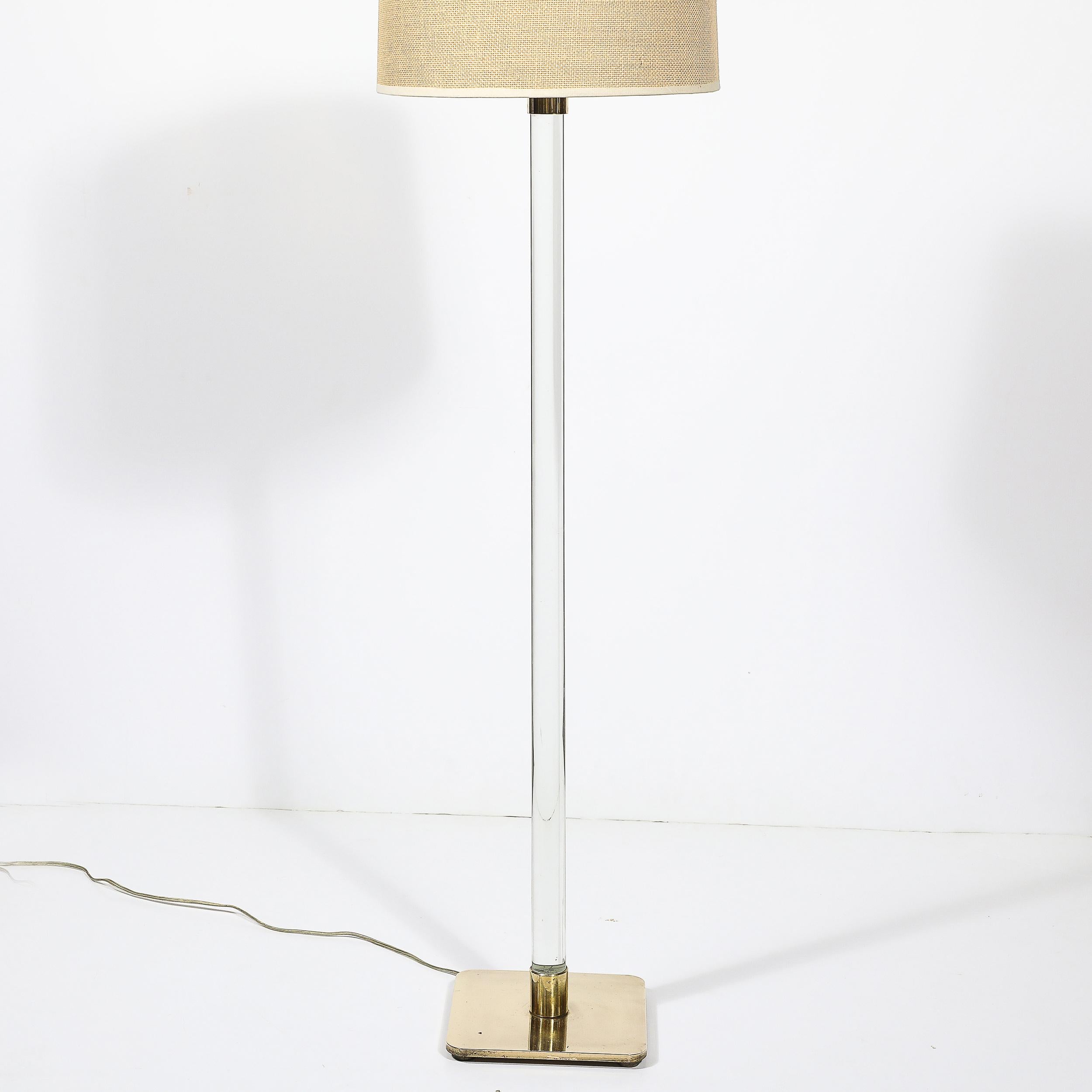 Eleva il tuo arredamento con la lampada da terra Mid-Century Modern Translucent Lucite & Polished Brass, disegnata da Hansen e prodotta in America nel 1970 circa. Questa splendida lampada da terra fonde perfettamente forma e funzione, tipica del