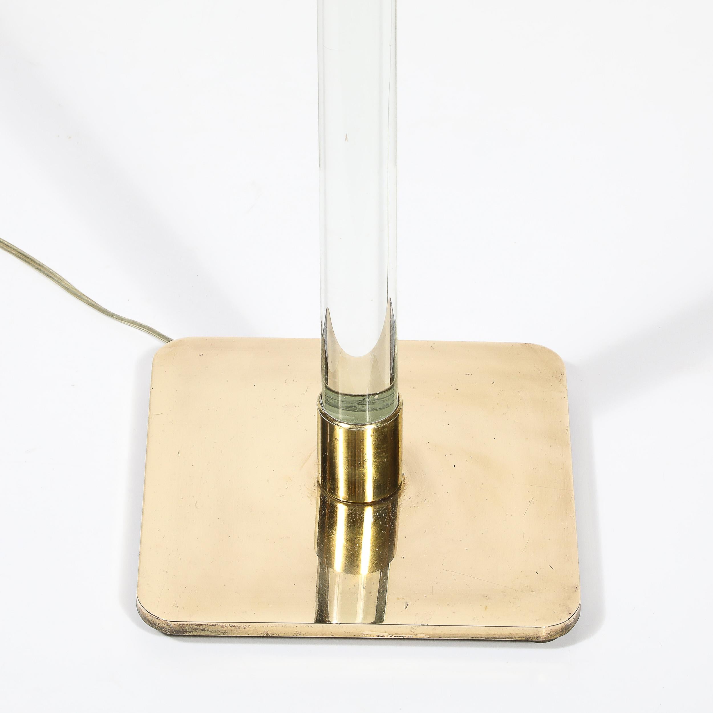 Mid-Century moderno Lampada da terra moderna di metà secolo in lucite traslucida e ottone lucido firmata Hansen in vendita