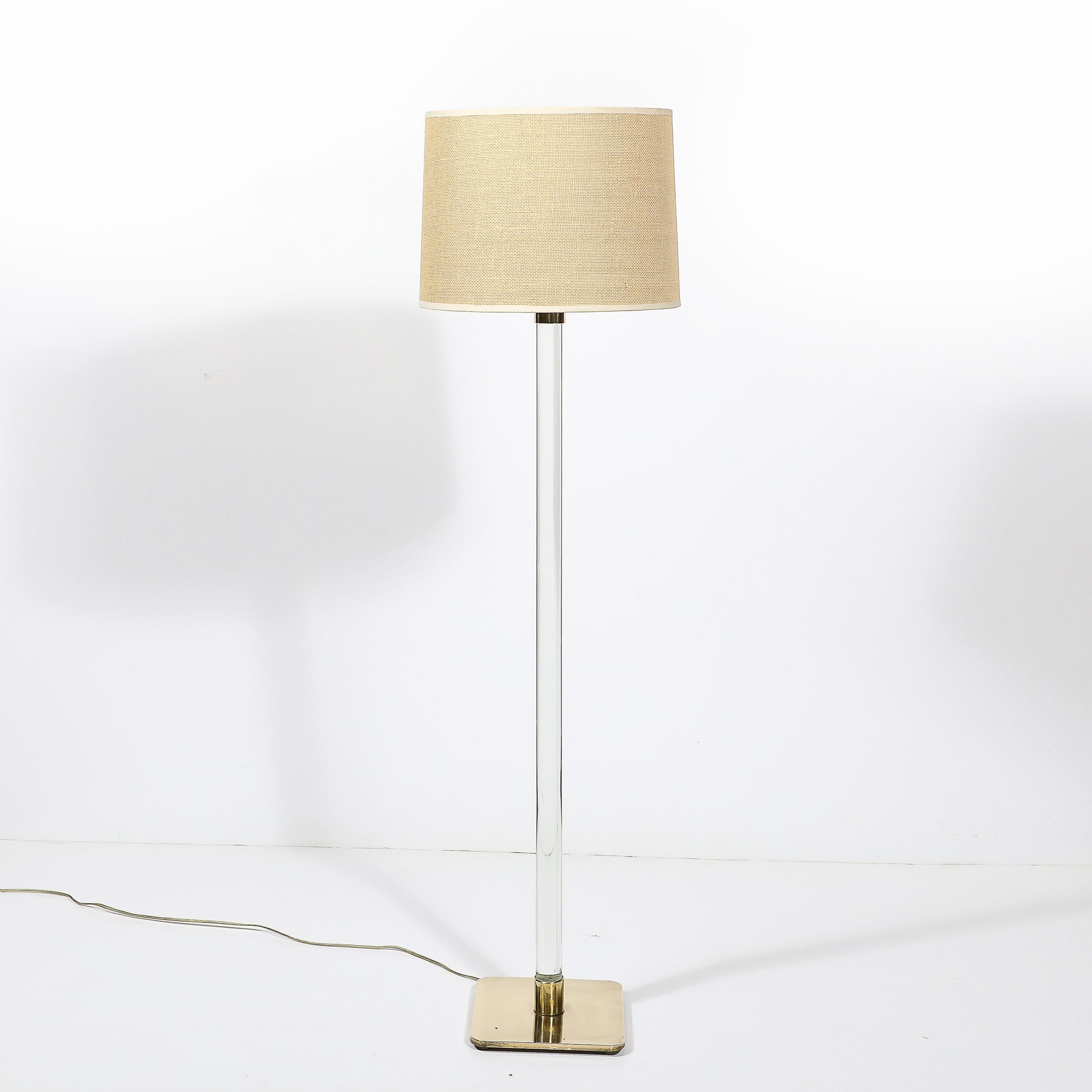 Americano Lampada da terra moderna di metà secolo in lucite traslucida e ottone lucido firmata Hansen in vendita