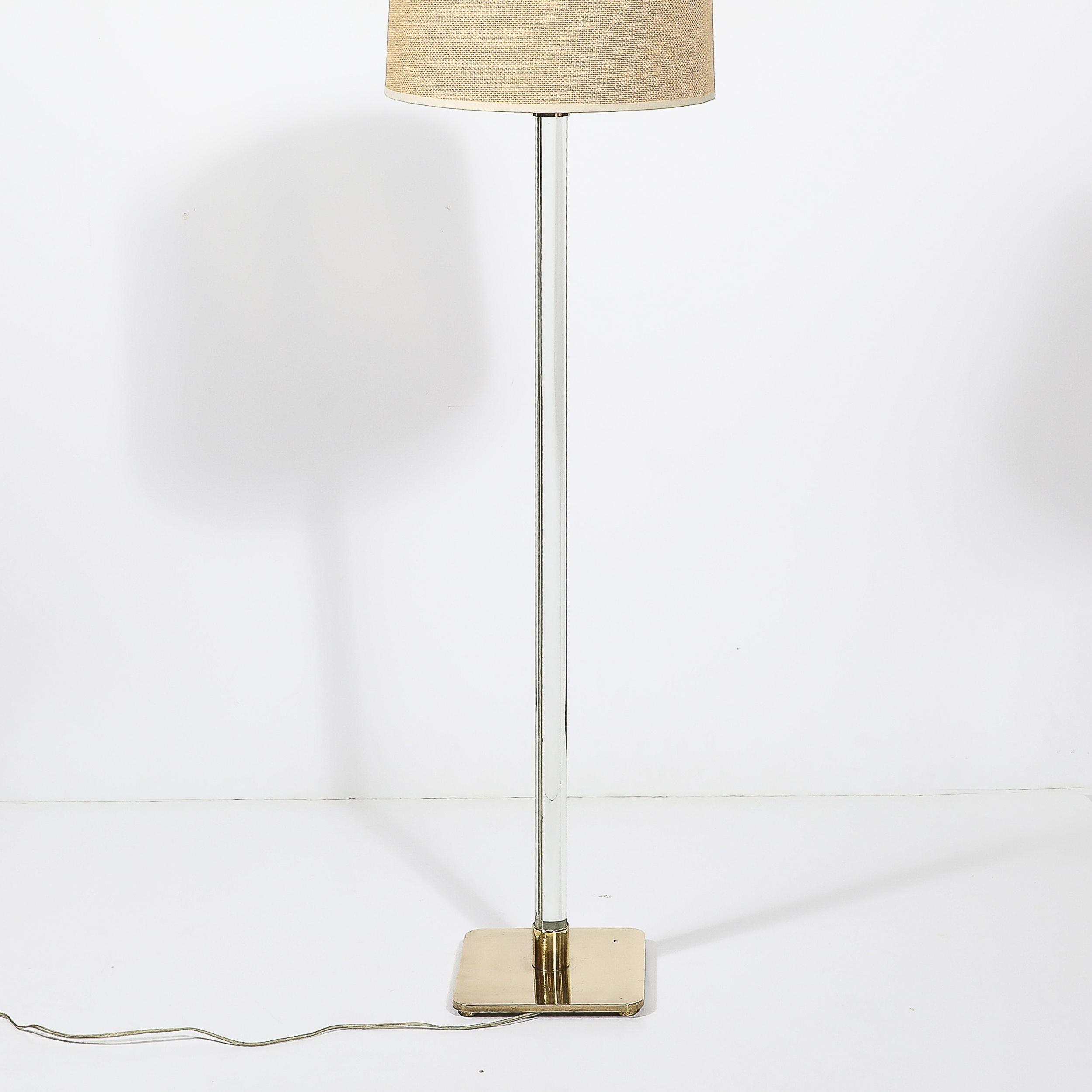 Lampada da terra moderna di metà secolo in lucite traslucida e ottone lucido firmata Hansen In condizioni ottime in vendita a New York, NY
