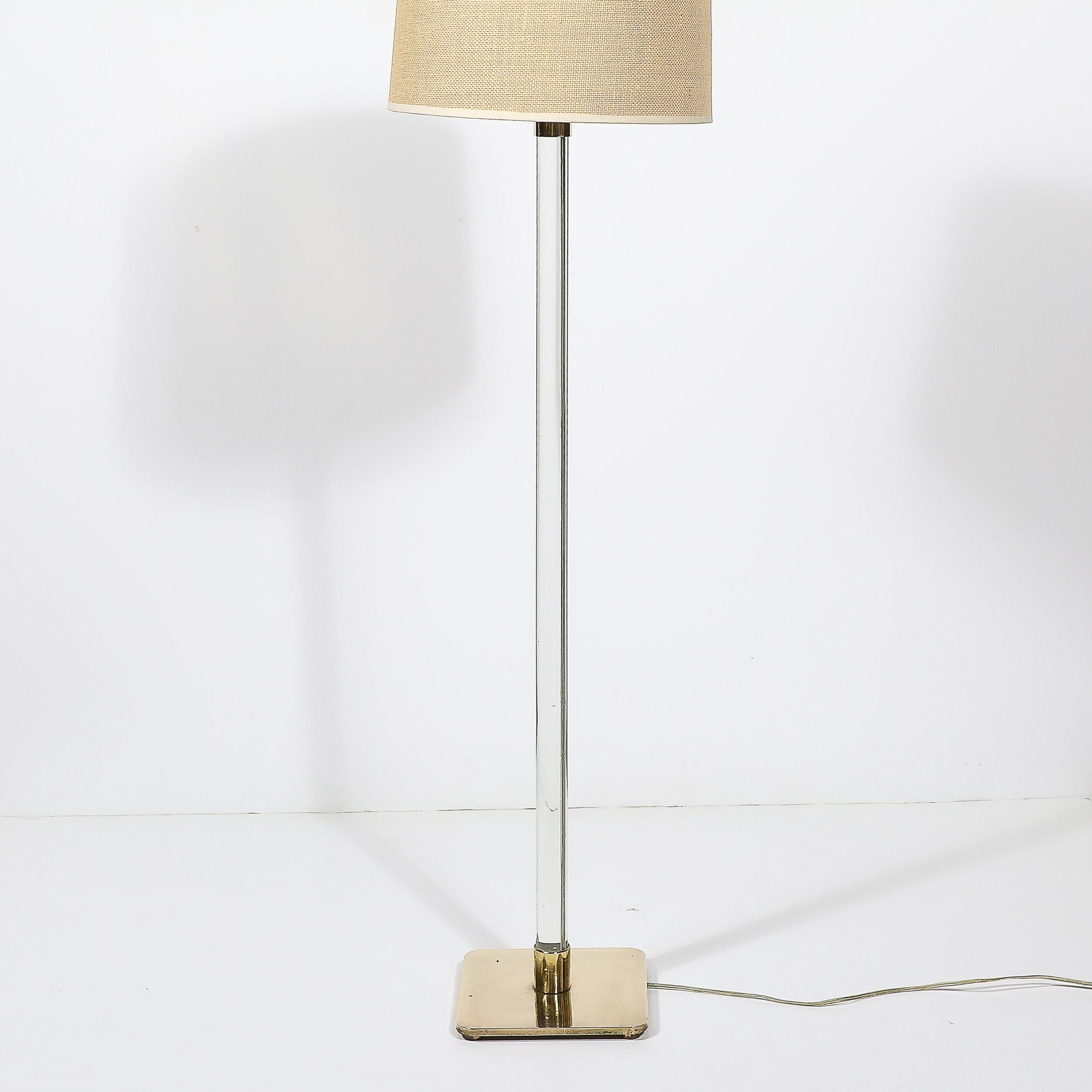 Fine XX secolo Lampada da terra moderna di metà secolo in lucite traslucida e ottone lucido firmata Hansen in vendita