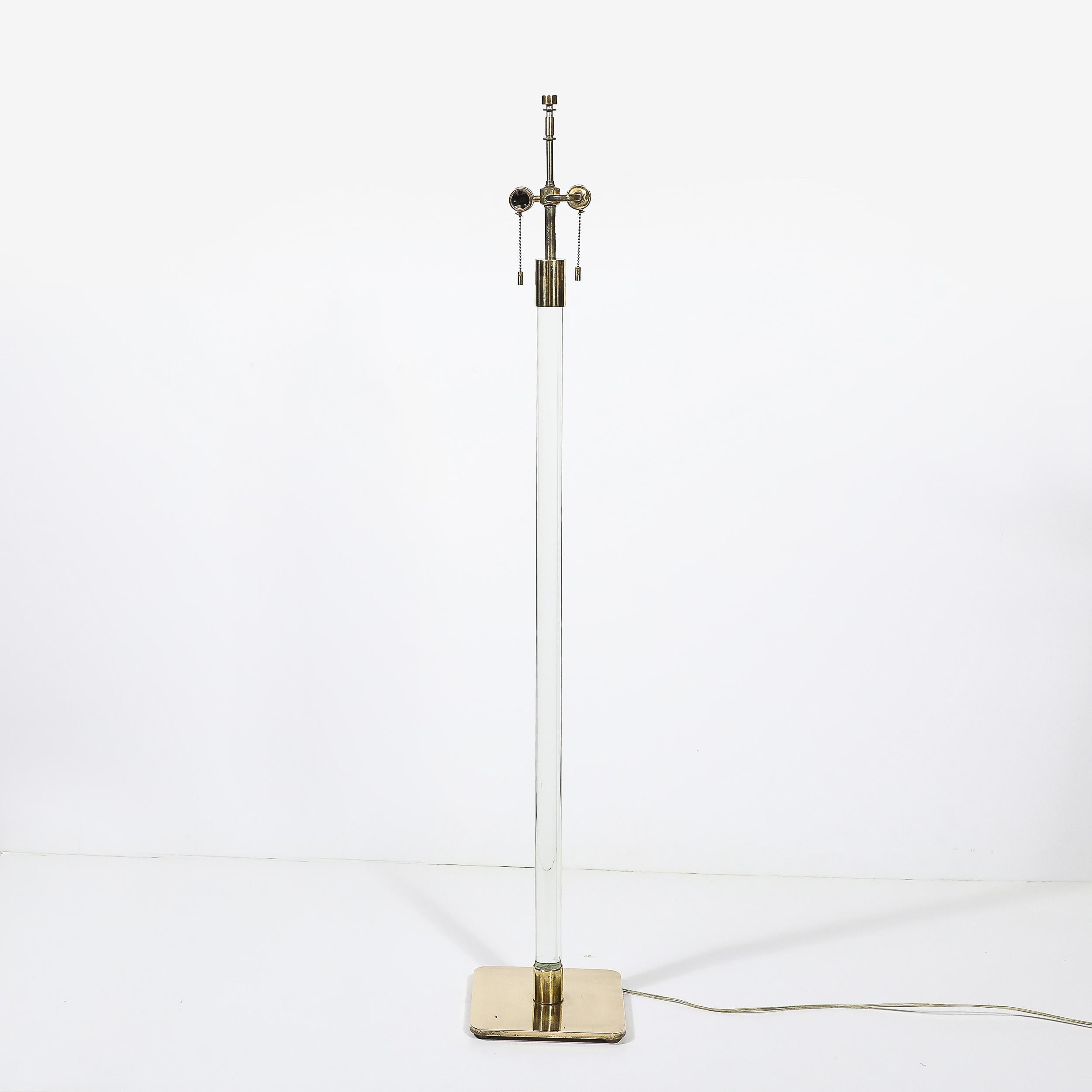 Ottone Lampada da terra moderna di metà secolo in lucite traslucida e ottone lucido firmata Hansen in vendita