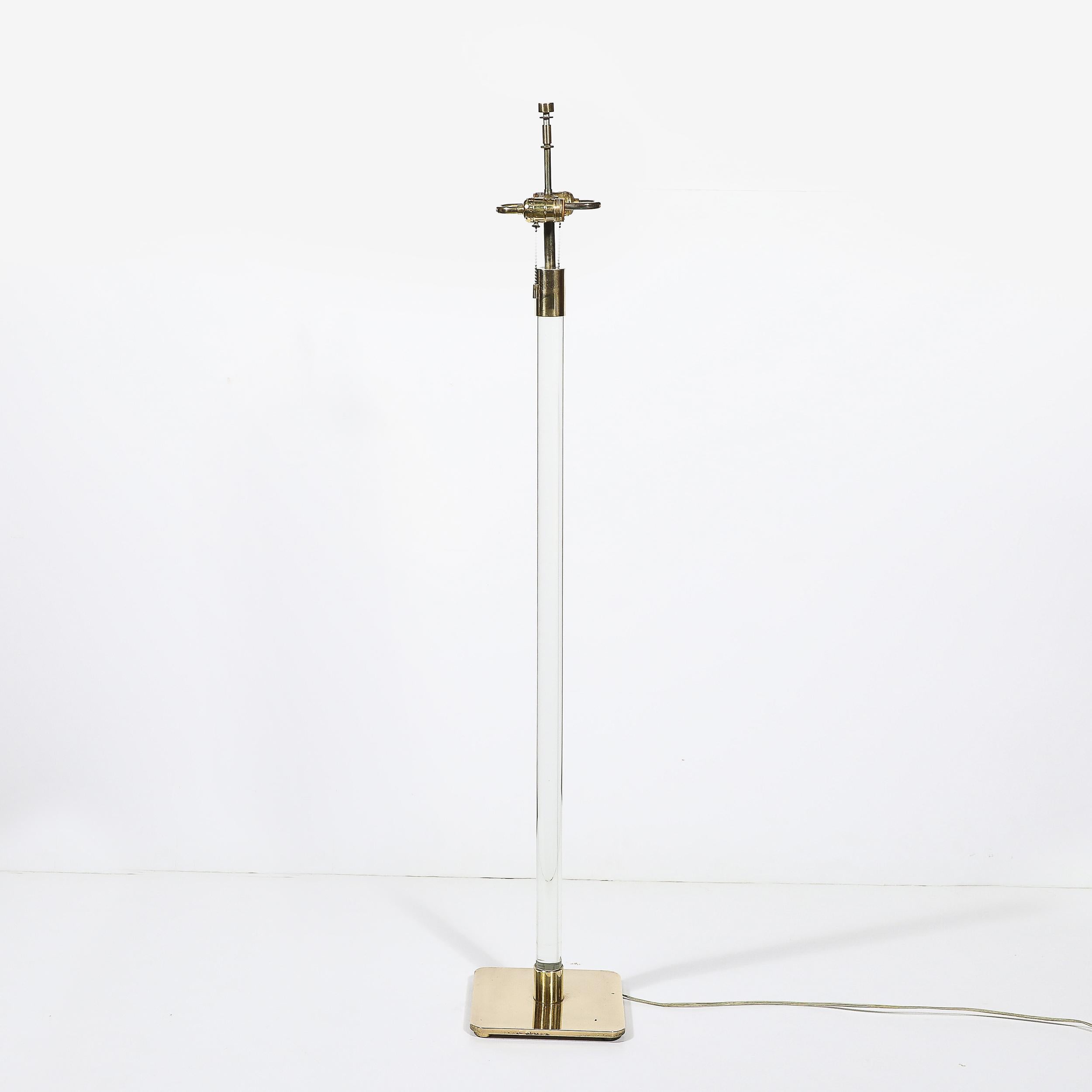 Lampada da terra moderna di metà secolo in lucite traslucida e ottone lucido firmata Hansen in vendita 1