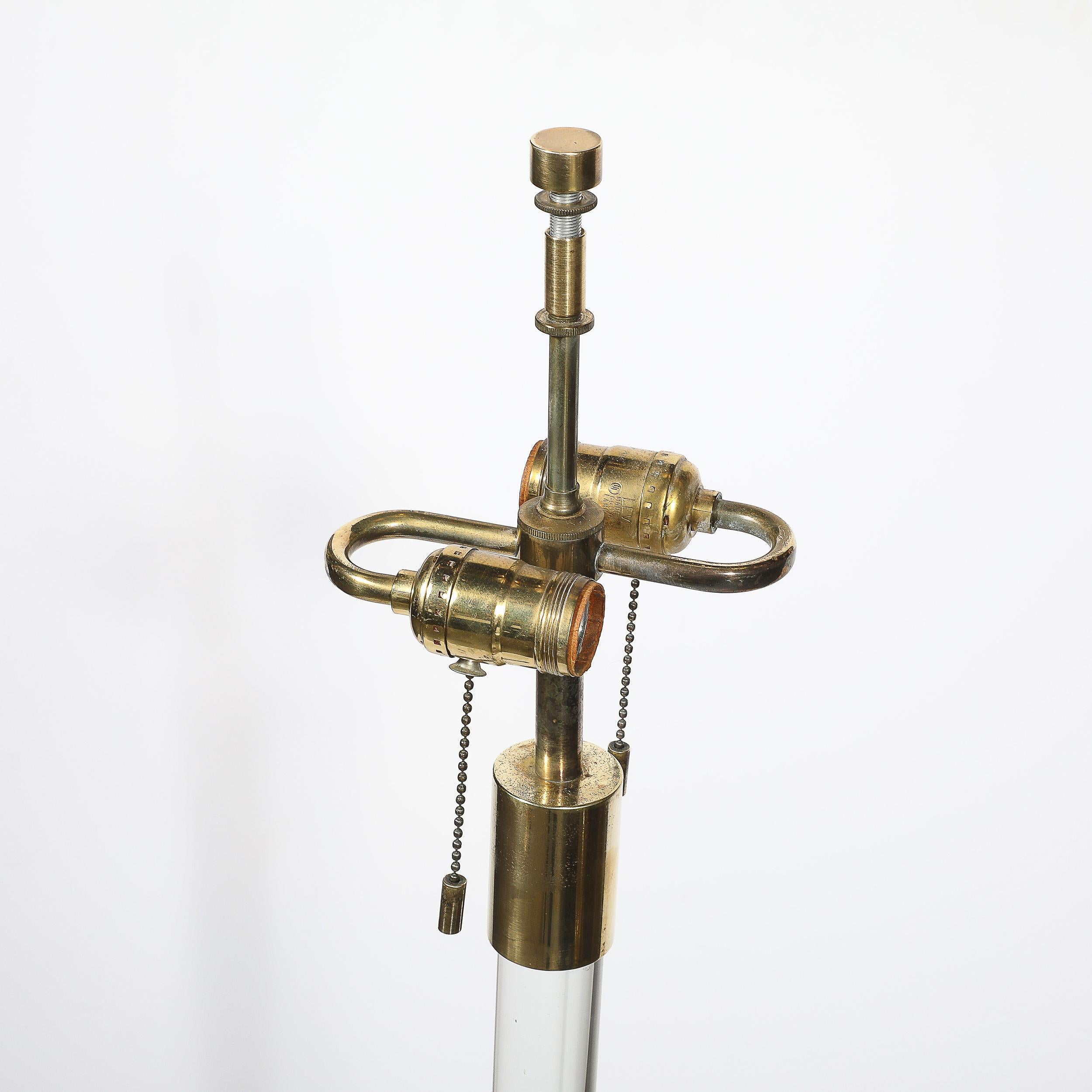 Lampada da terra moderna di metà secolo in lucite traslucida e ottone lucido firmata Hansen in vendita 2