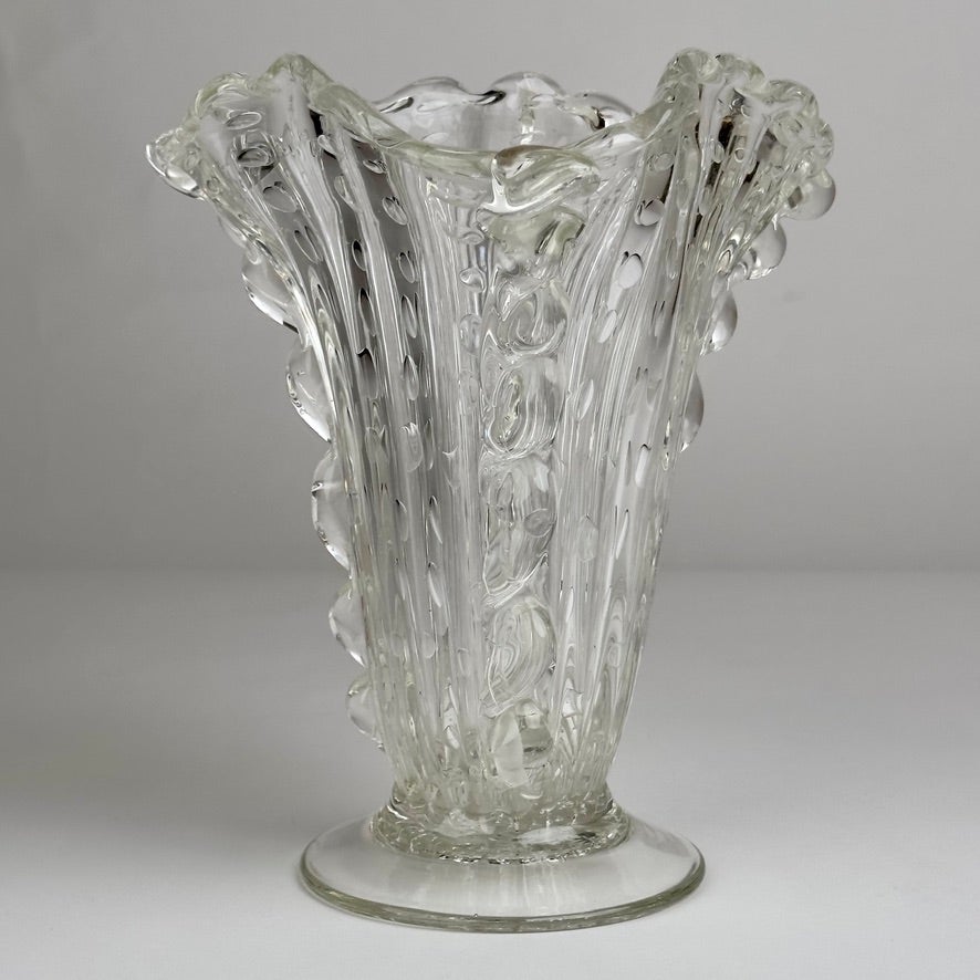 Zarte dreieckige Vase aus transparentem Murano-Kunstglas Bullicante mit 