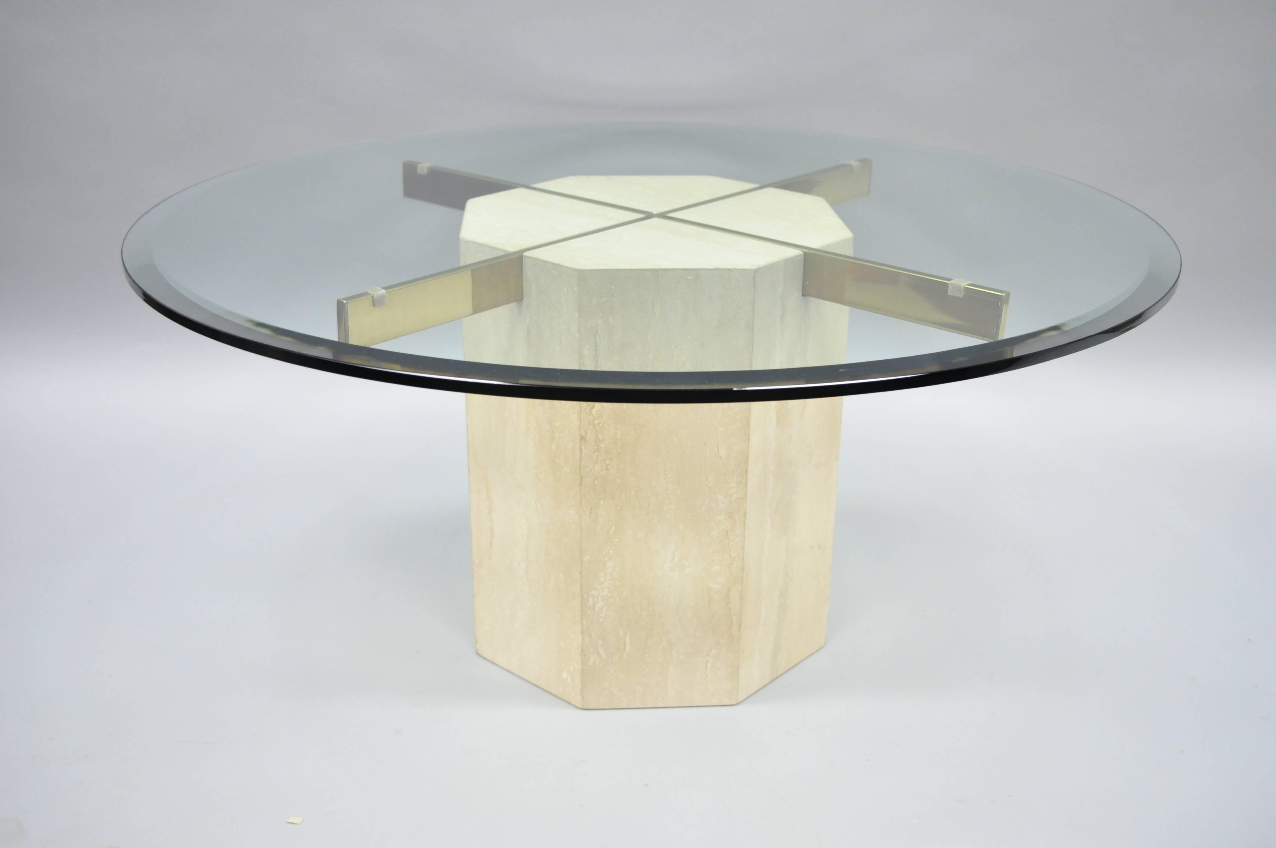 Table basse ronde en travertin et laiton:: avec plateau en verre:: de style moderne du milieu du siècle:: par Artedi 3