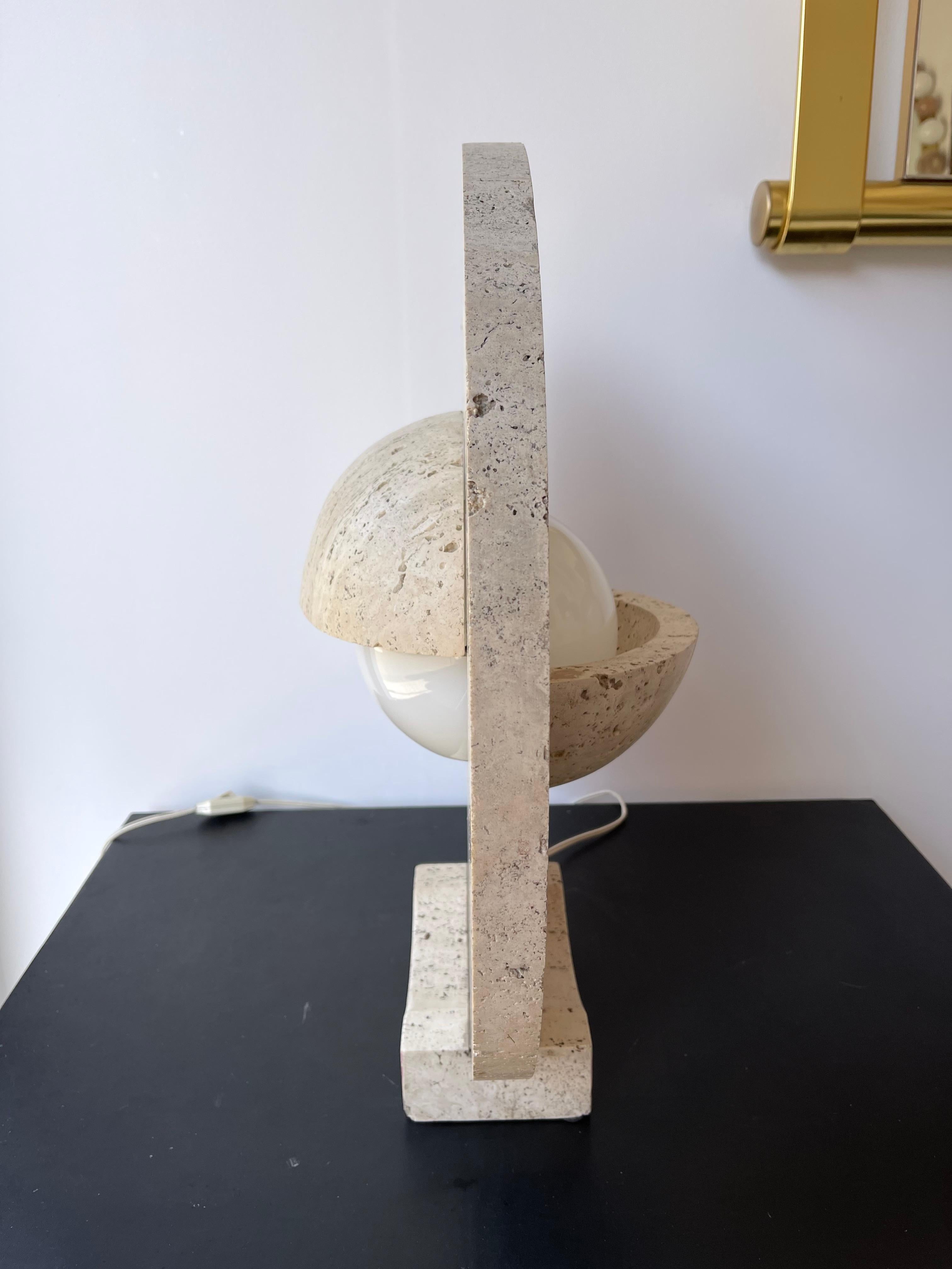 Lampe de sculpture abstraite en travertin, moderne du milieu du siècle dernier. Italie, 1970 en vente 2