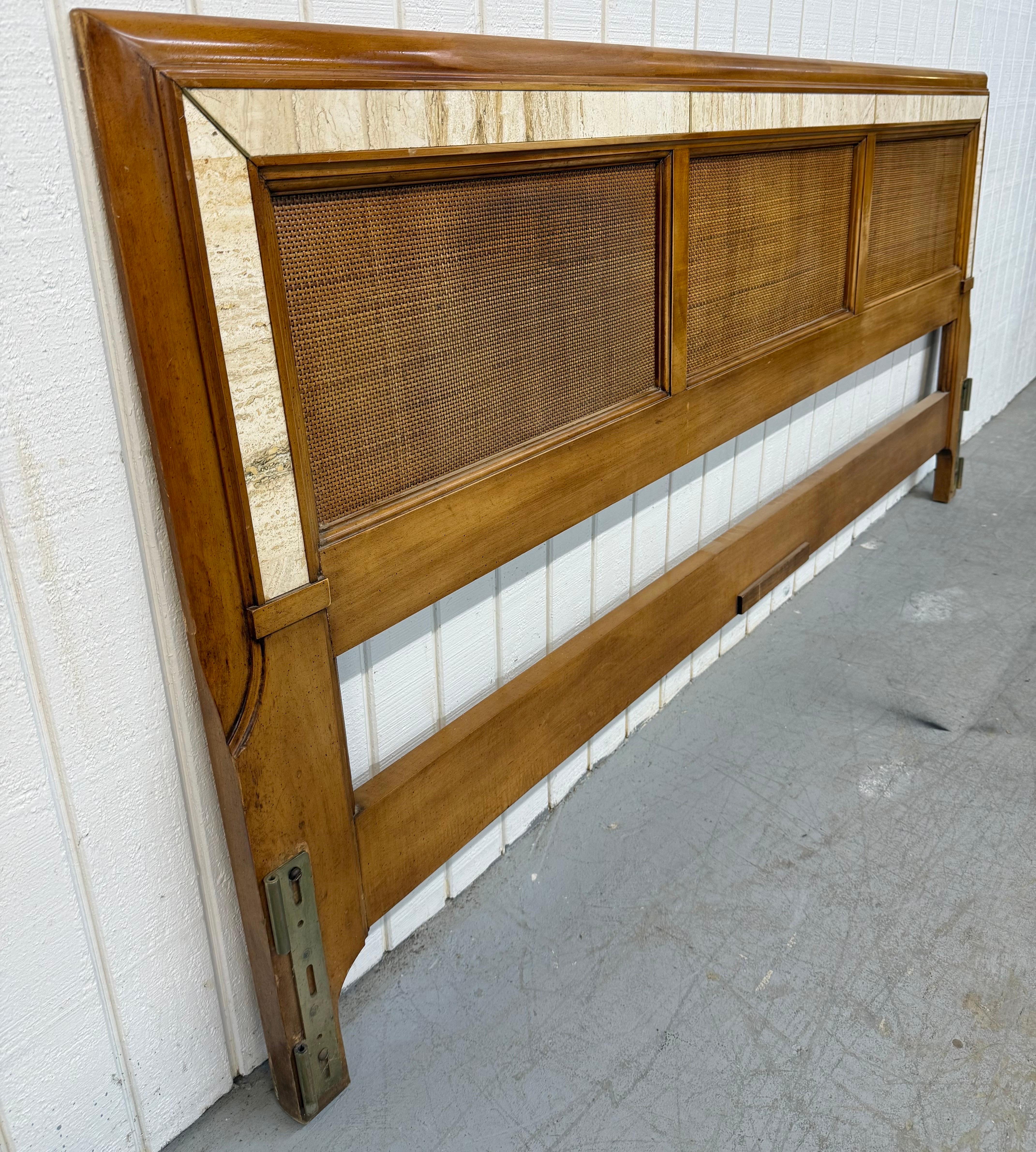 Questo annuncio si riferisce a una testiera king size in travertino e canne di epoca moderna. Caratterizzato da un design lineare, pannelli in canna, rivestimento in travertino, struttura in legno massiccio e finitura originale in noce. Si tratta di