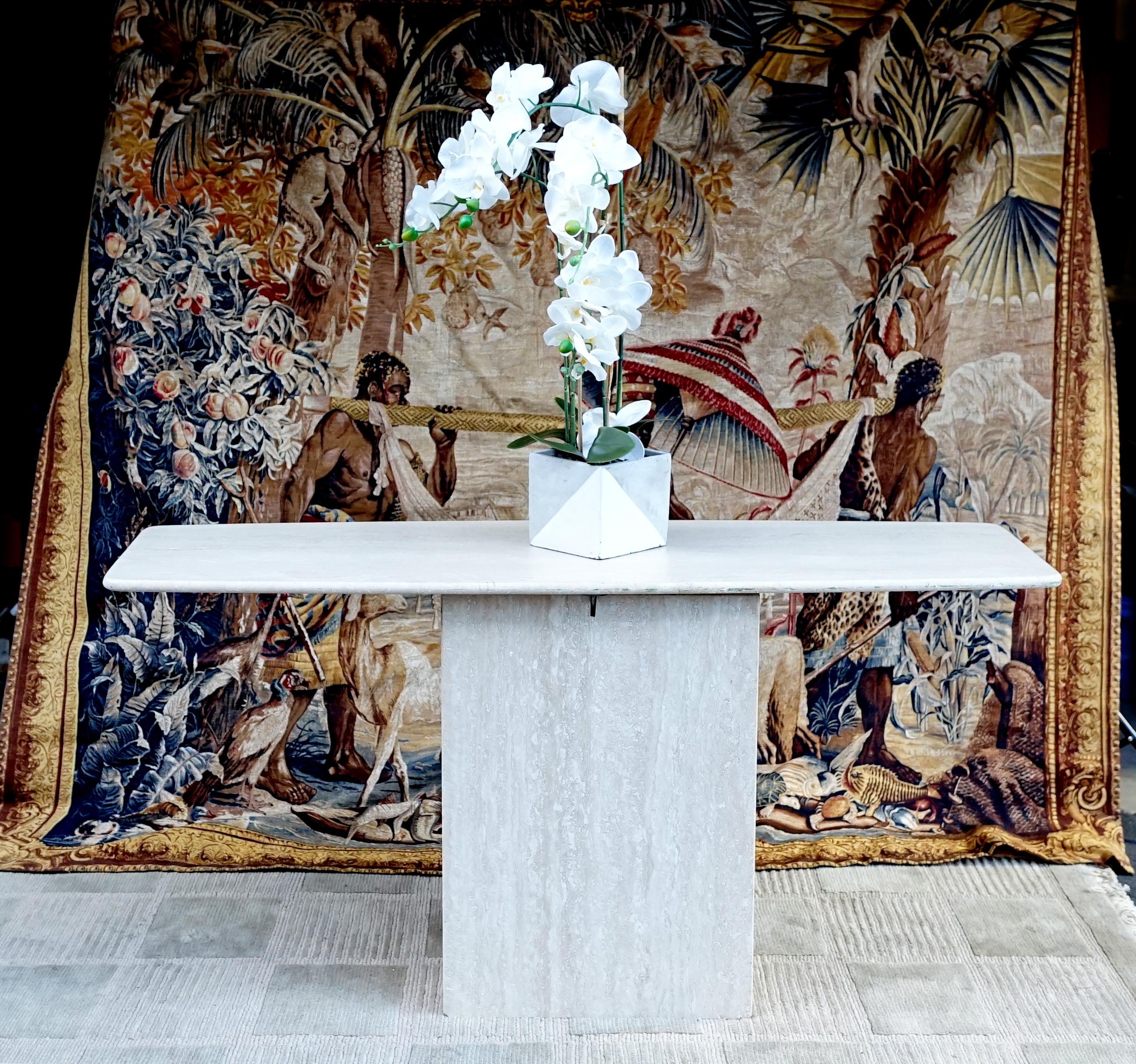 italien Table de canapé console en marbre travertin The Moderns en vente