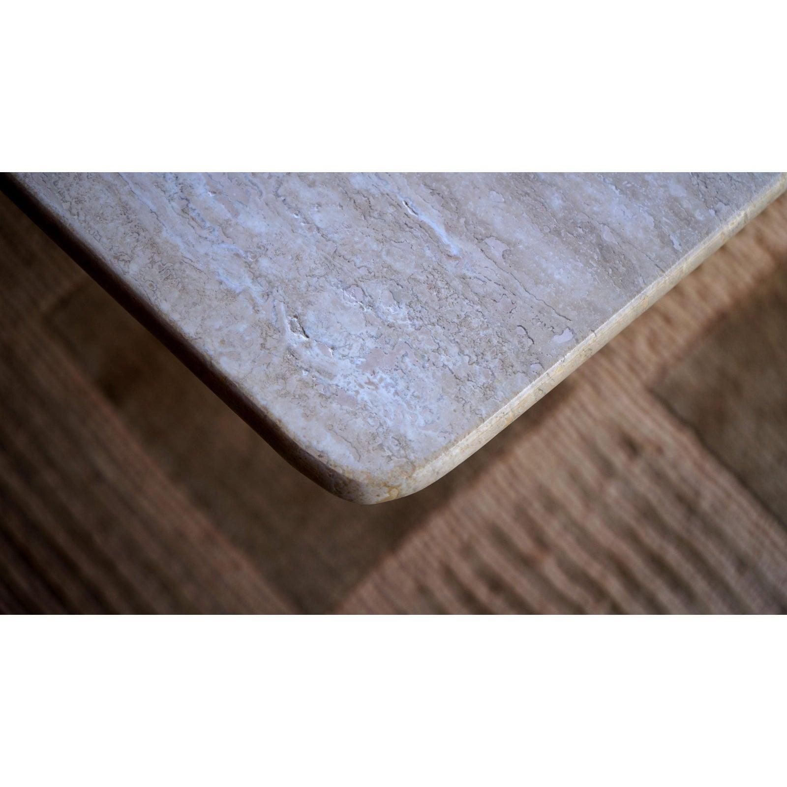 Dies ist ein schöner quadratischer Tisch aus Travertinmarmor mit beiger und elfenbeinfarbener Maserung. A Er kann als perfekter Beistell- oder Akzenttisch dienen. Ein 21,75 Zoll hoher Sockel trägt eine quadratische Platte von 27 Zoll. Dieses Stück
