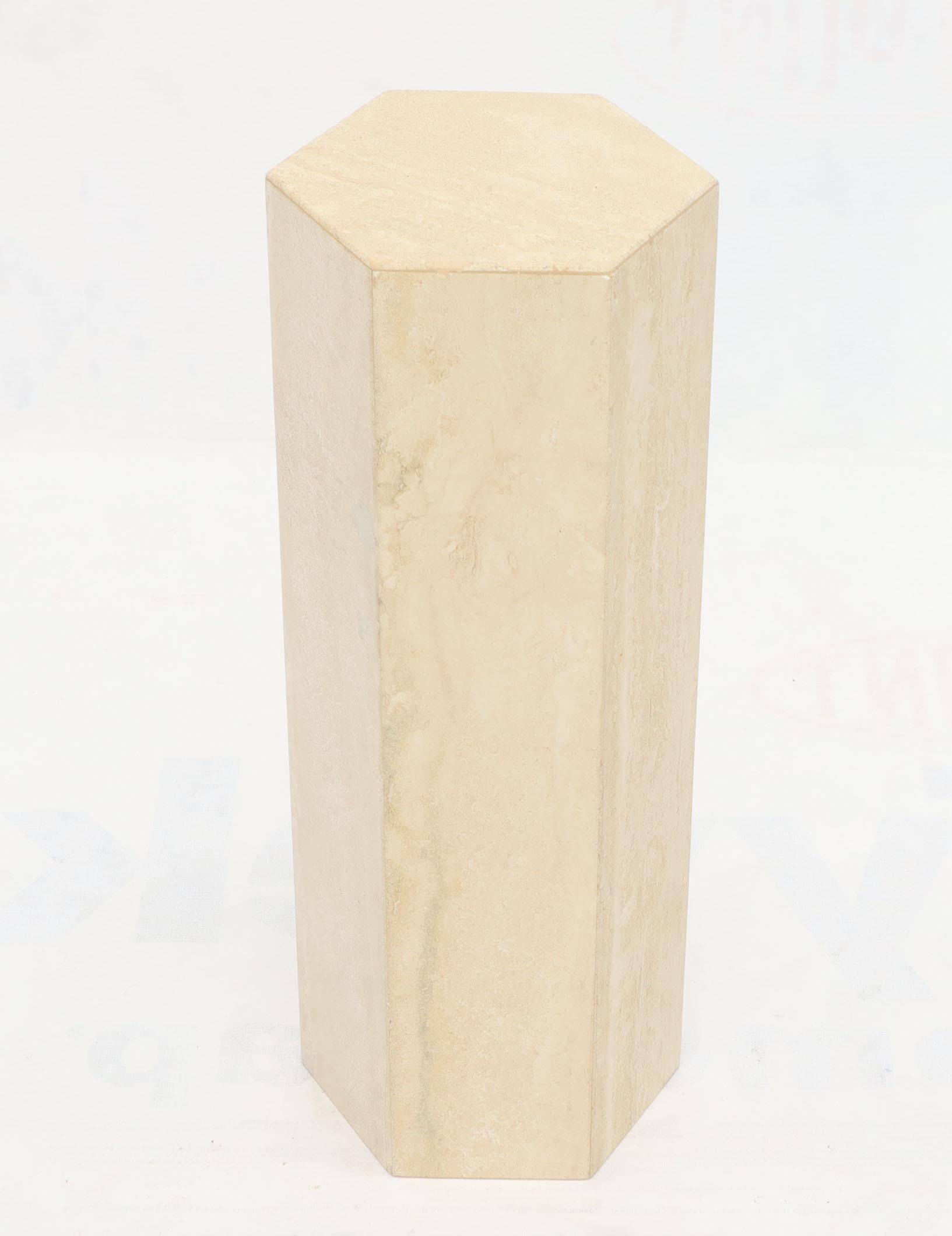Travertin Grand piédestal de table en forme de tour en marbre travertin, moderne du milieu du siècle dernier en vente