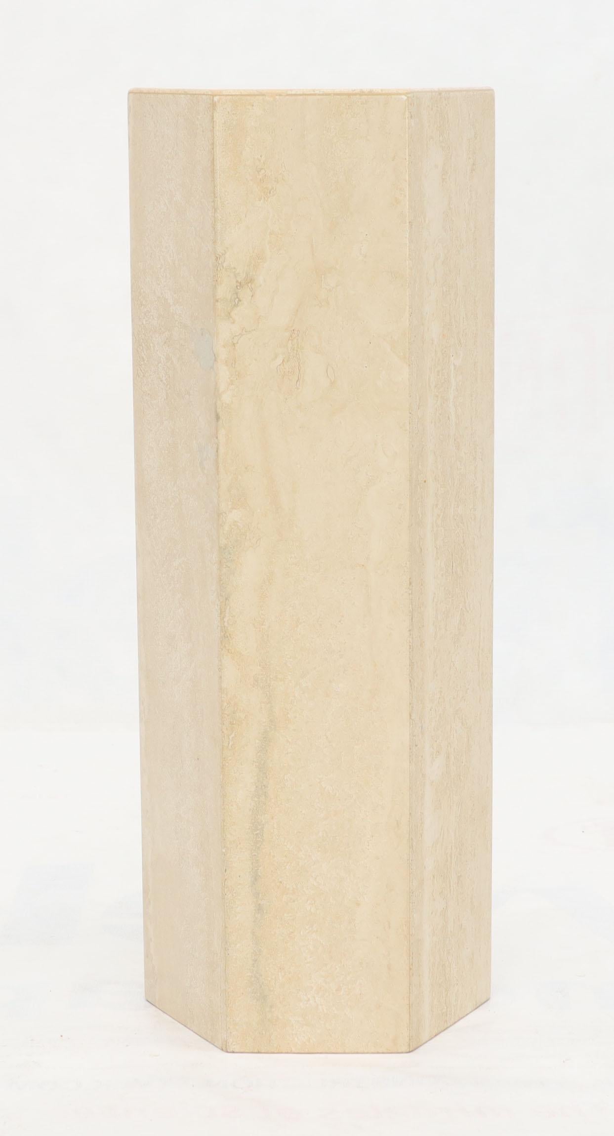 Grand piédestal de table en forme de tour en marbre travertin, moderne du milieu du siècle dernier en vente 1