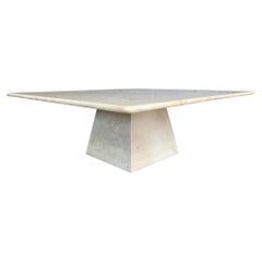 Table basse moderne du milieu du siècle dernier à base pyramidale en travertin style Willy Rizzo