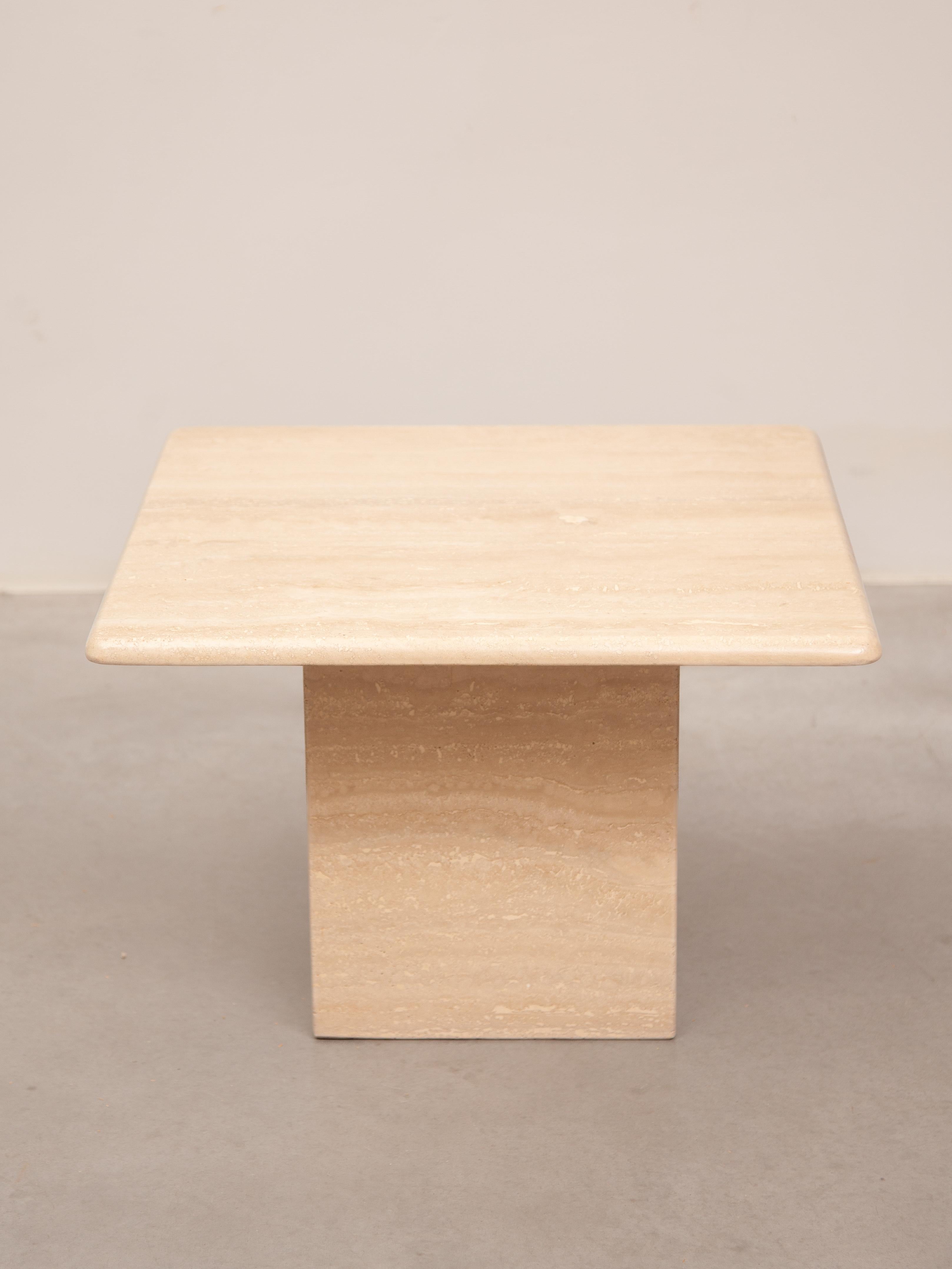 Der moderne quadratische Couchtisch aus Travertin ist die perfekte Wahl für einen klaren zeitgenössischen Look. Kombiniert die Unbeschwertheit eines massiven Steintisches mit den neutralen Erdtönen. Ideal für jede Sitzgruppe oder jeden