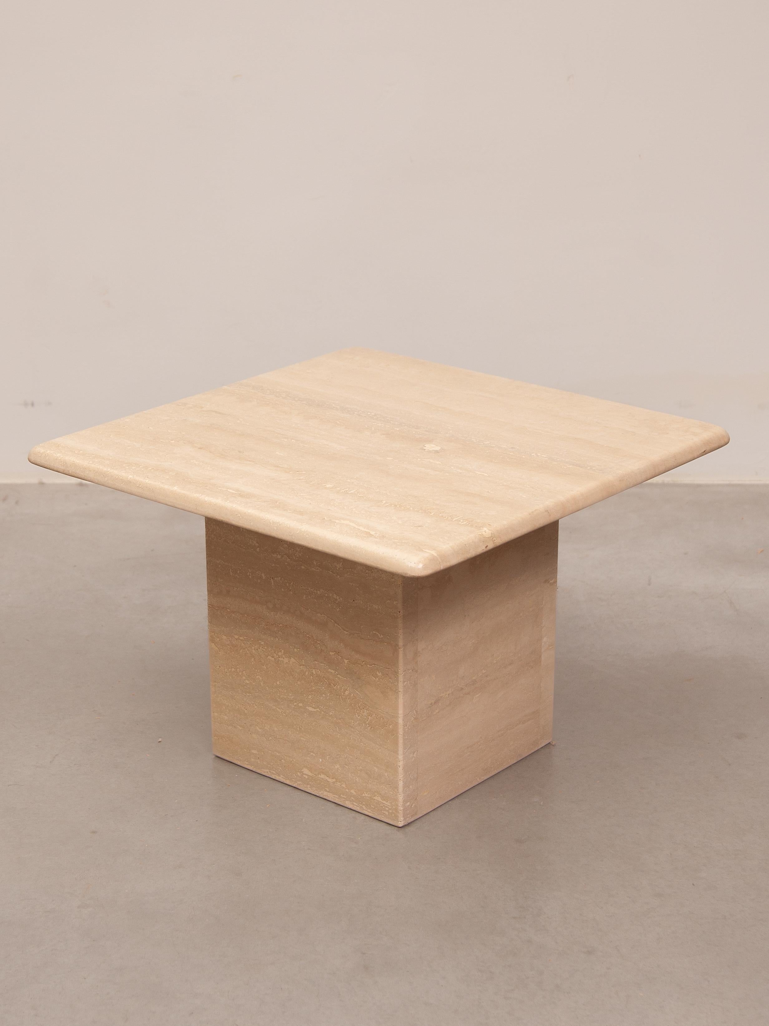 Quadratischer Couchtisch, Konsole, Beistelltisch aus Travertin, Mid-Century Modern, 1970er Jahre (Moderne der Mitte des Jahrhunderts)
