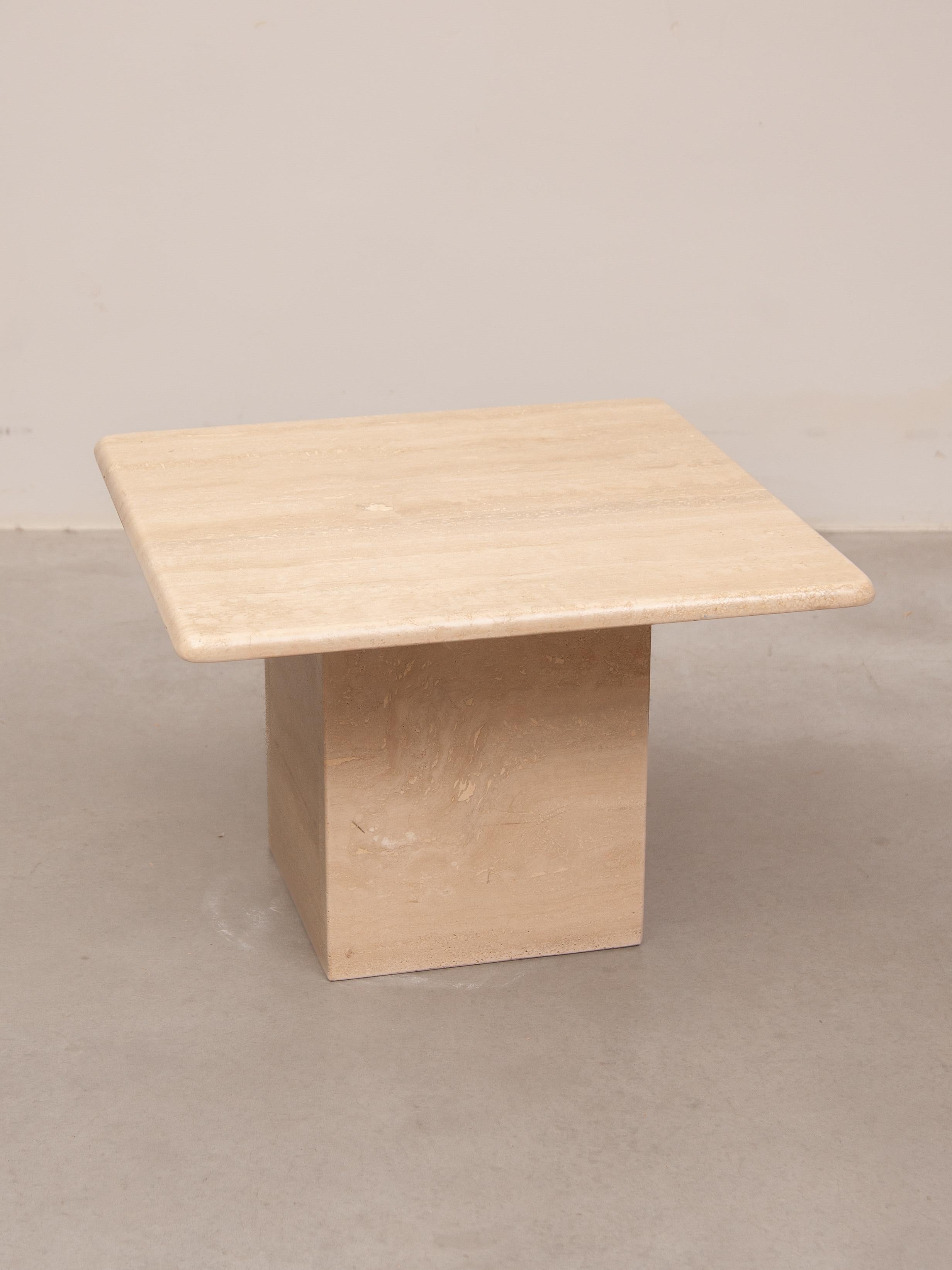 Quadratischer Couchtisch, Konsole, Beistelltisch aus Travertin, Mid-Century Modern, 1970er Jahre (Ende des 20. Jahrhunderts)