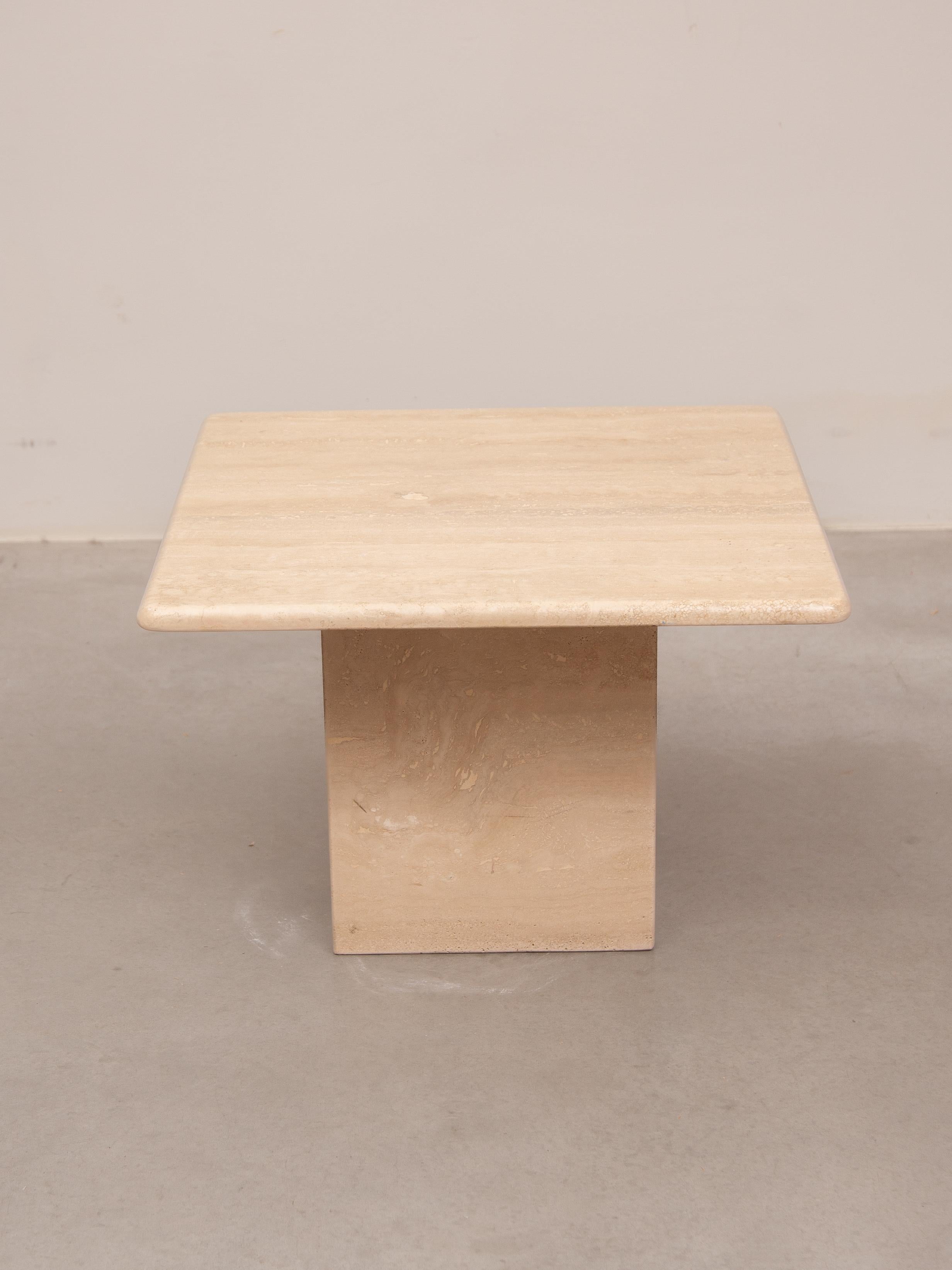 Quadratischer Couchtisch, Konsole, Beistelltisch aus Travertin, Mid-Century Modern, 1970er Jahre (Marmor)