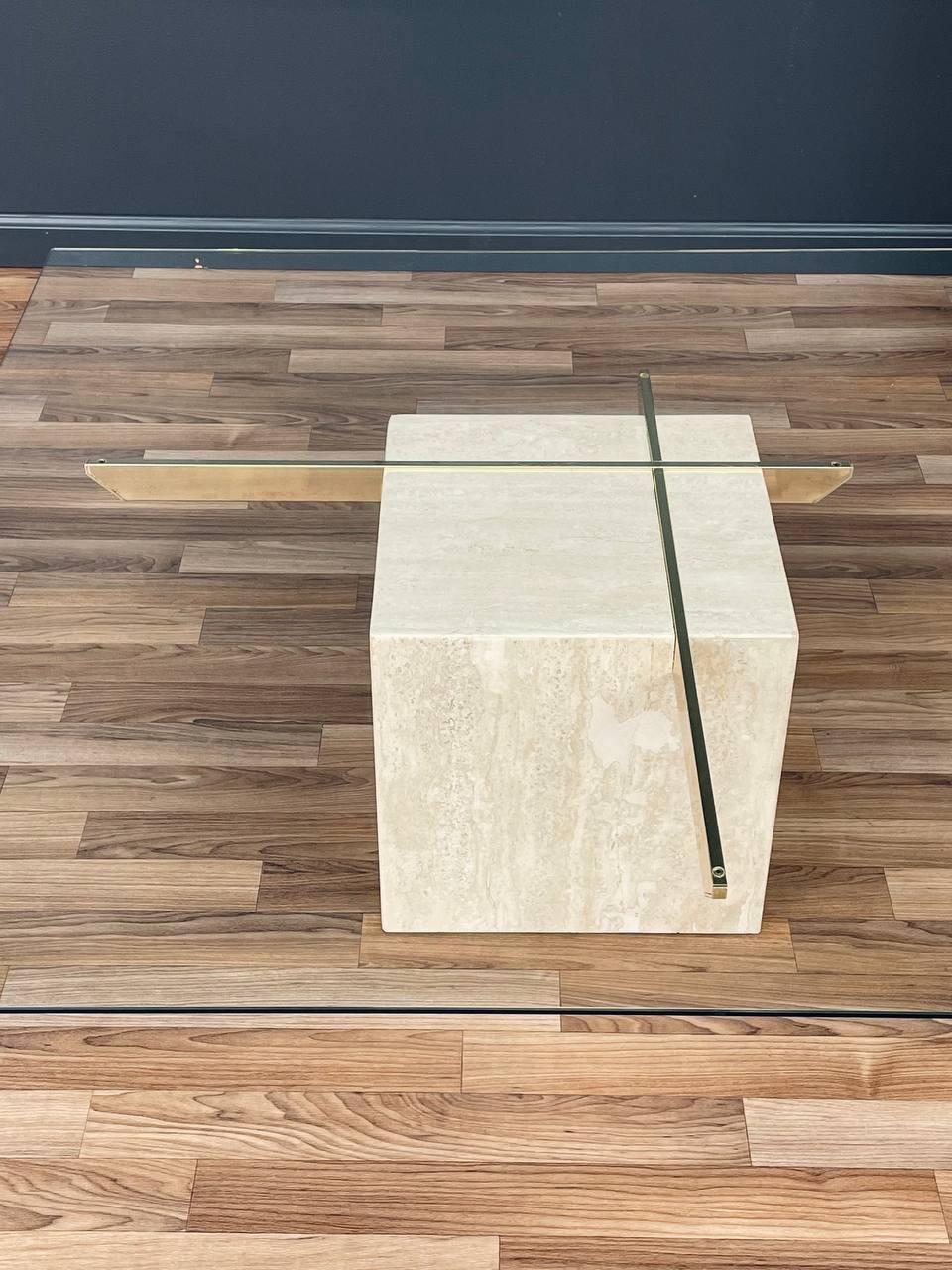 italien Table basse en pierre de travertin et laiton de style Modernity par Artedi en vente
