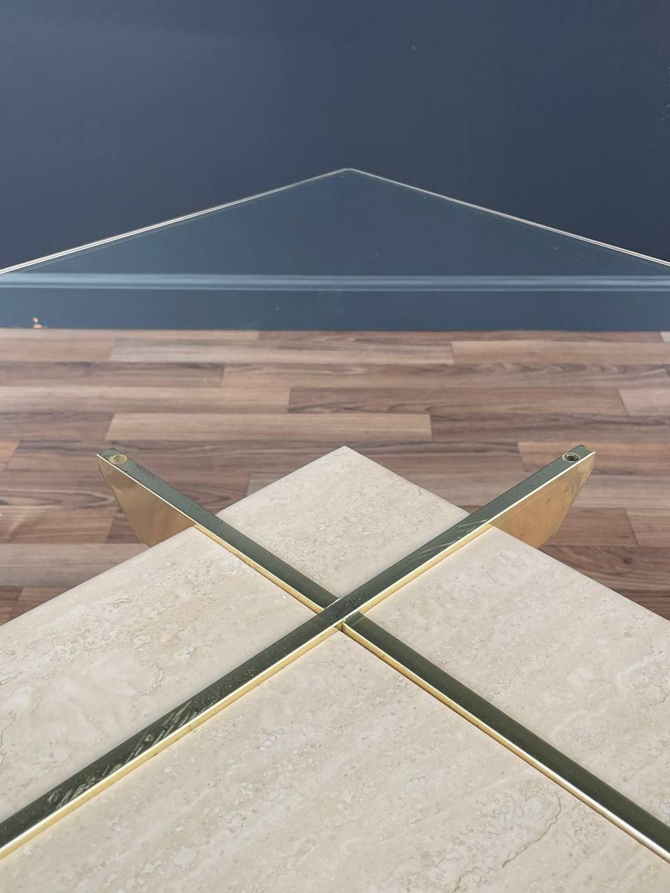 Fin du 20e siècle Table basse en pierre de travertin et laiton de style Modernity par Artedi en vente