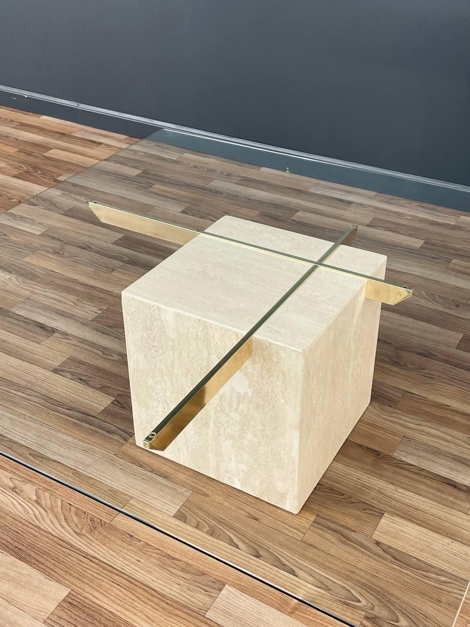 Travertin Table basse en pierre de travertin et laiton de style Modernity par Artedi en vente
