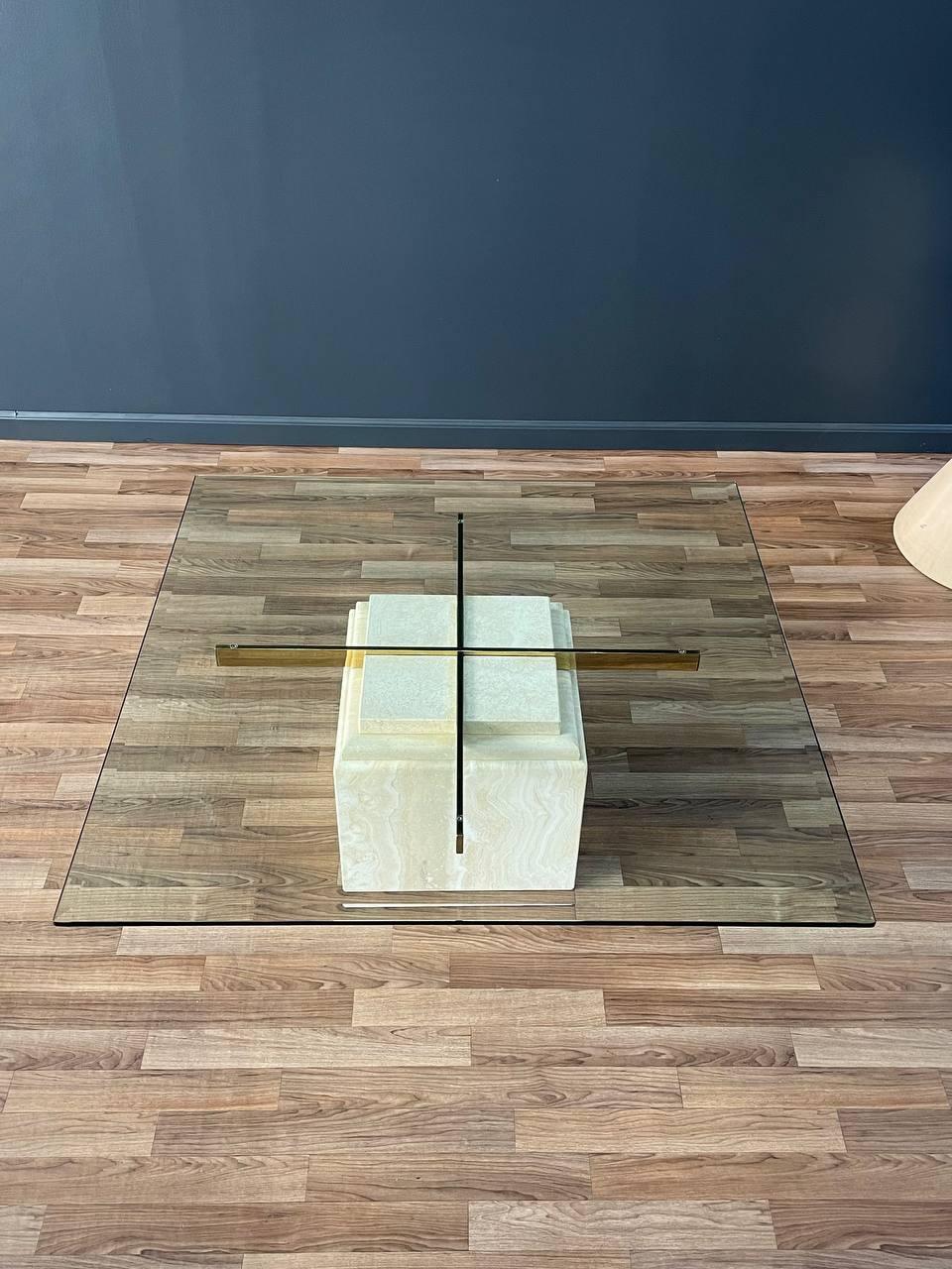 Condit : Nouveau plateau en verre, état d'origine sur la pierre

Matériaux : Travertin, laiton patiné, nouveau plateau en verre