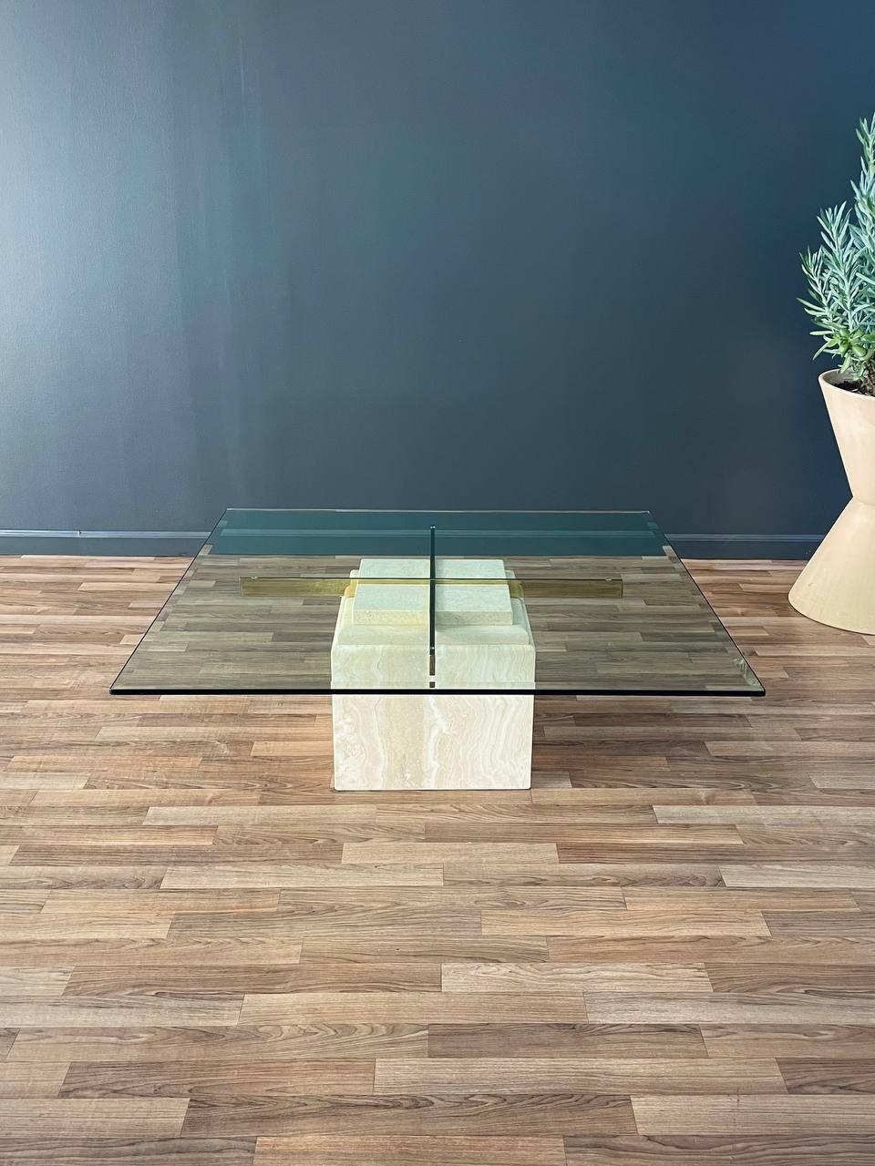 Mid-Century Modern Table basse en pierre de travertin et laiton de The Modernity en vente