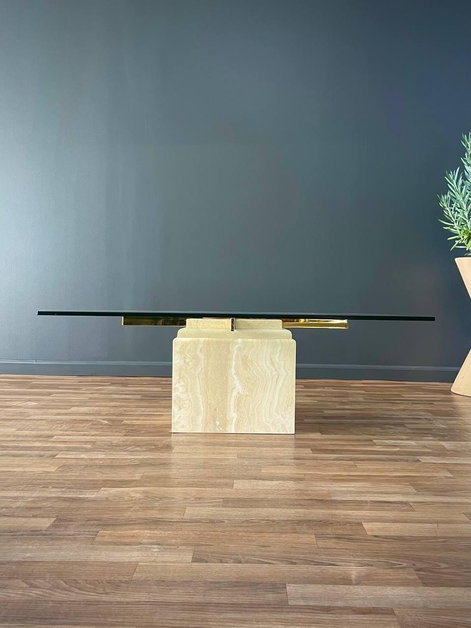 italien Table basse en pierre de travertin et laiton de The Modernity en vente