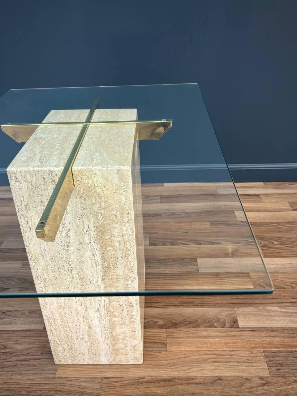 Laiton Table d'appoint en pierre de travertin et laiton de style Modernity par Artedi
