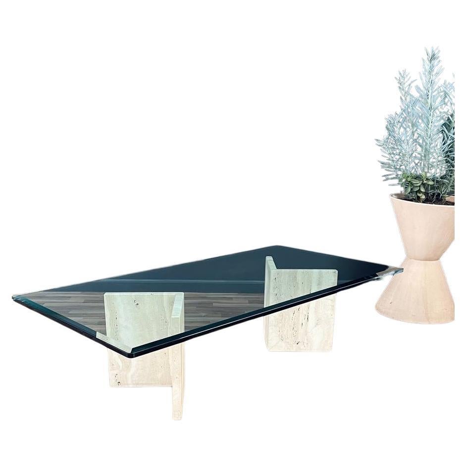 Table basse moderne du milieu du siècle dernier en travertin et verre