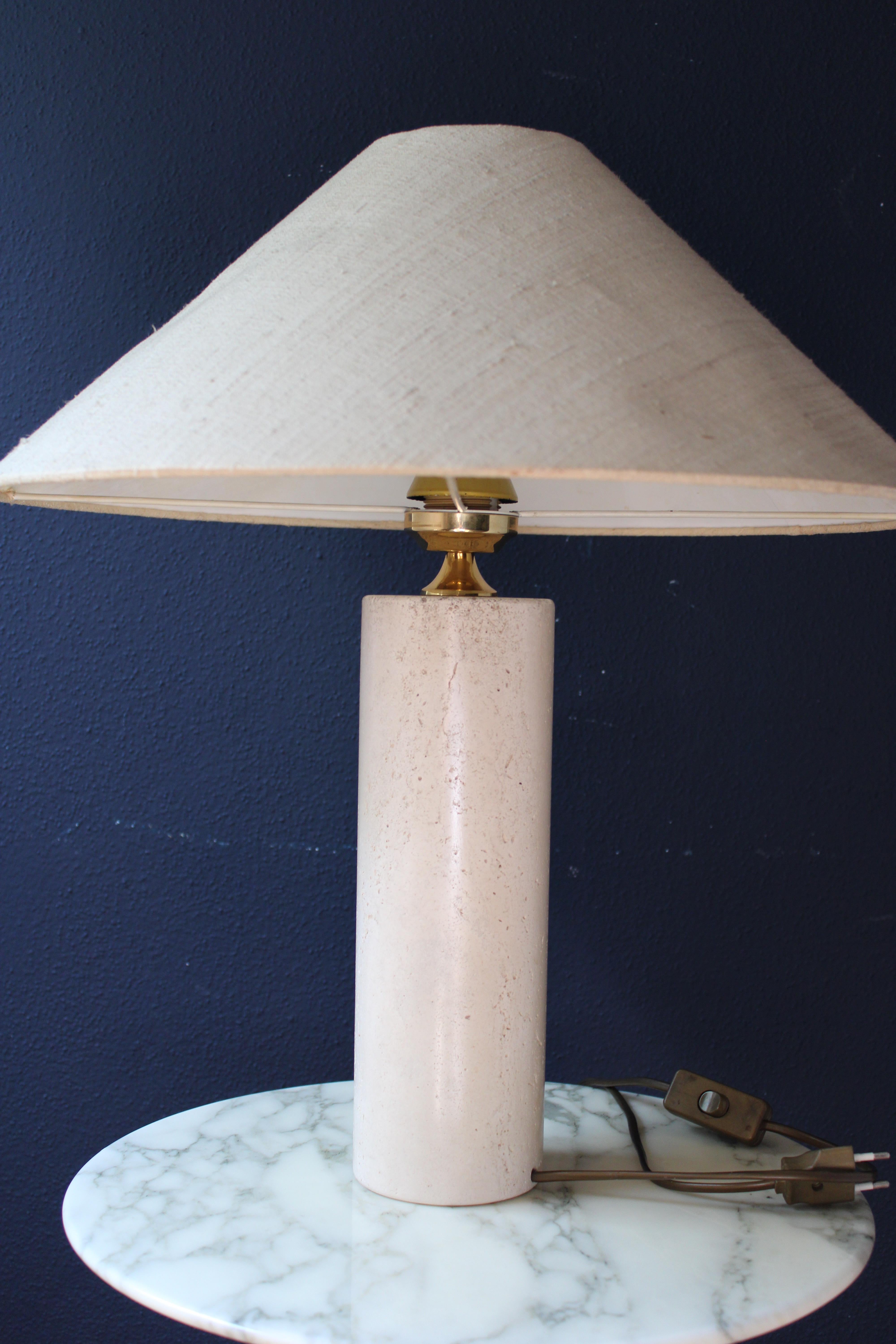 Fin du 20e siècle Lampe de table The Moderns en travertin 70s en vente