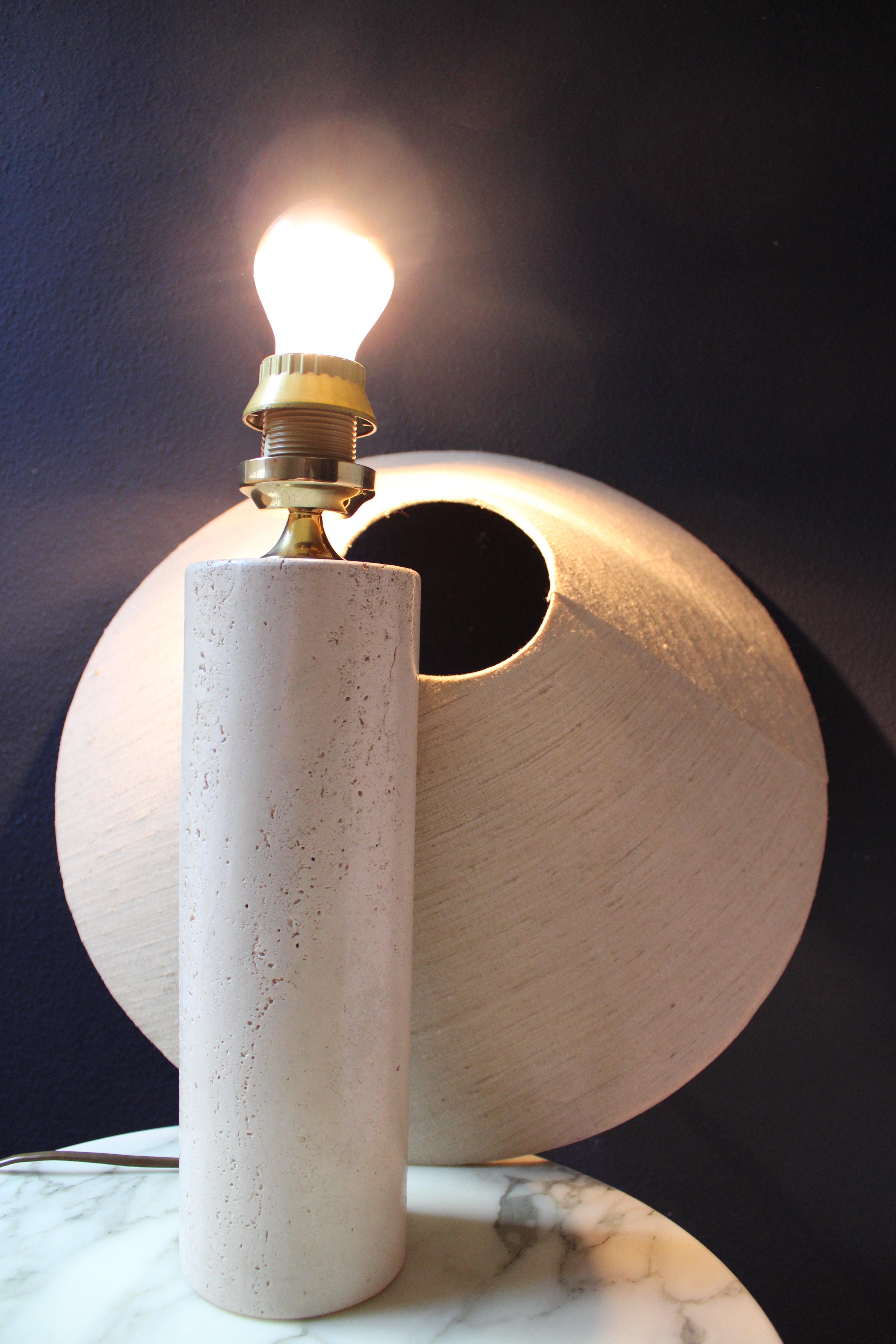 Lampe de table The Moderns en travertin 70s en vente 1