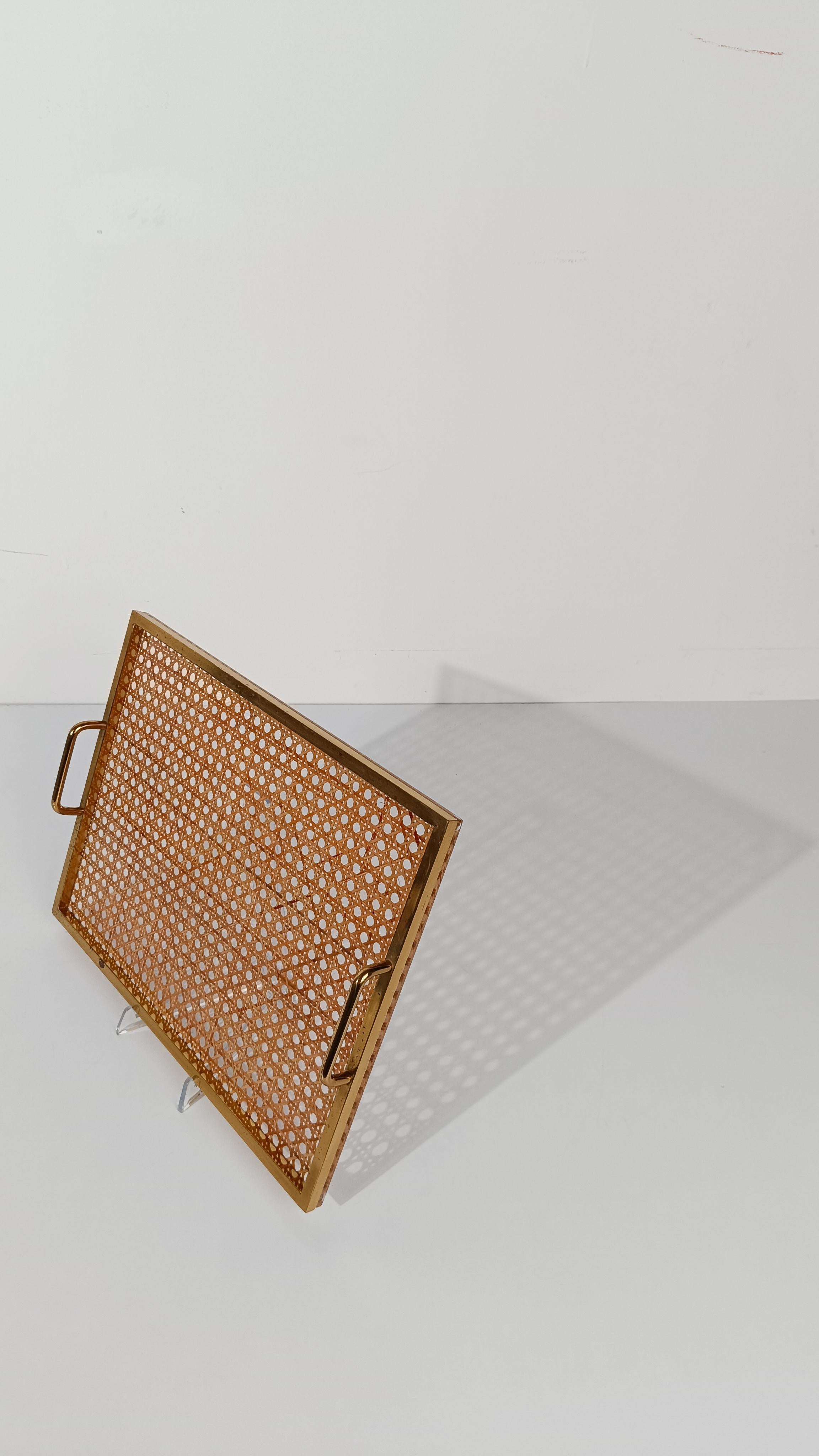 Mid Century Modern Tablett im Stil von Christian Dior, iLucite, Messing und Rohrgeflecht im Angebot 4