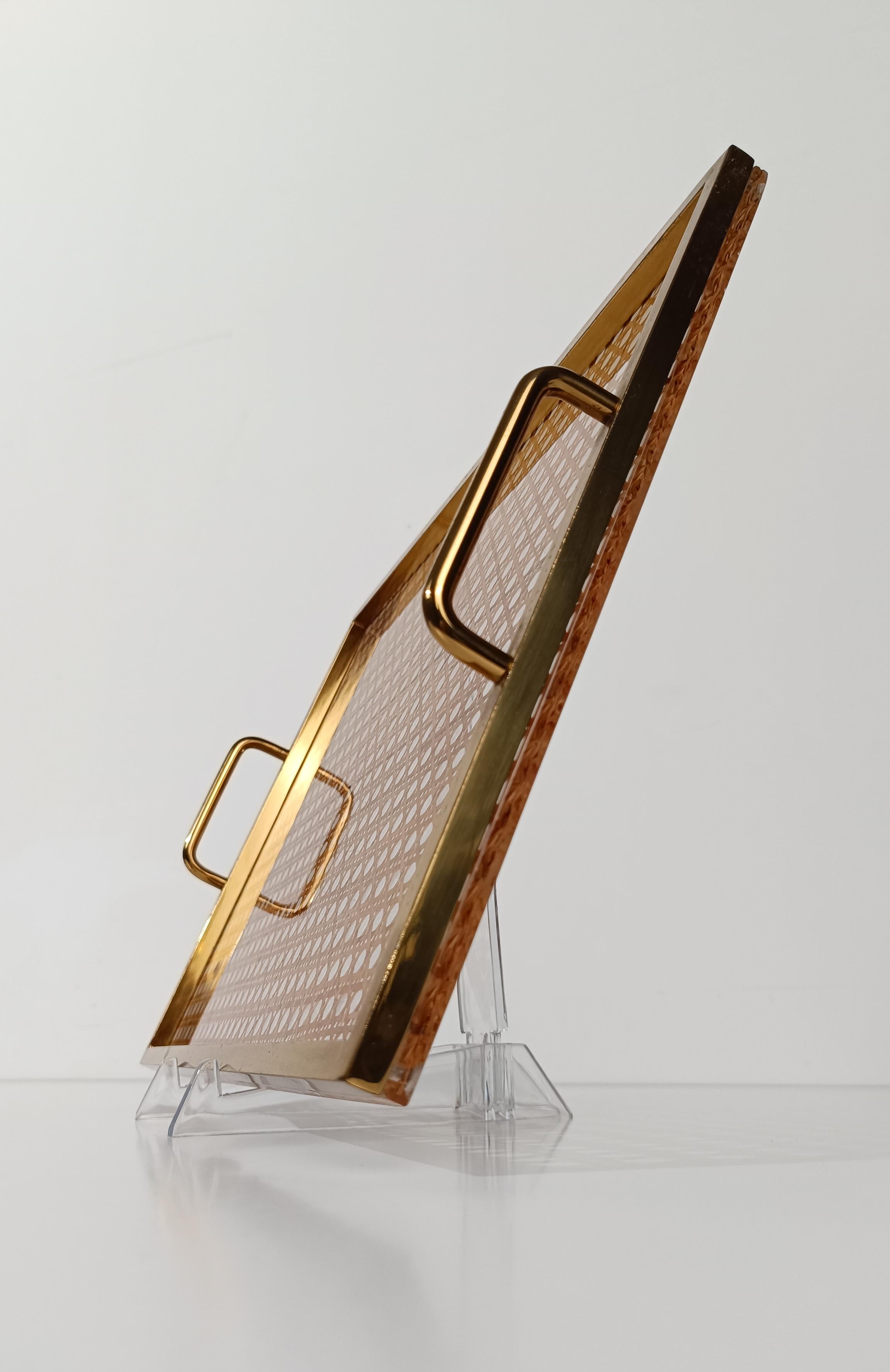 Mid Century Modern Tablett im Stil von Christian Dior, iLucite, Messing und Rohrgeflecht im Angebot 6