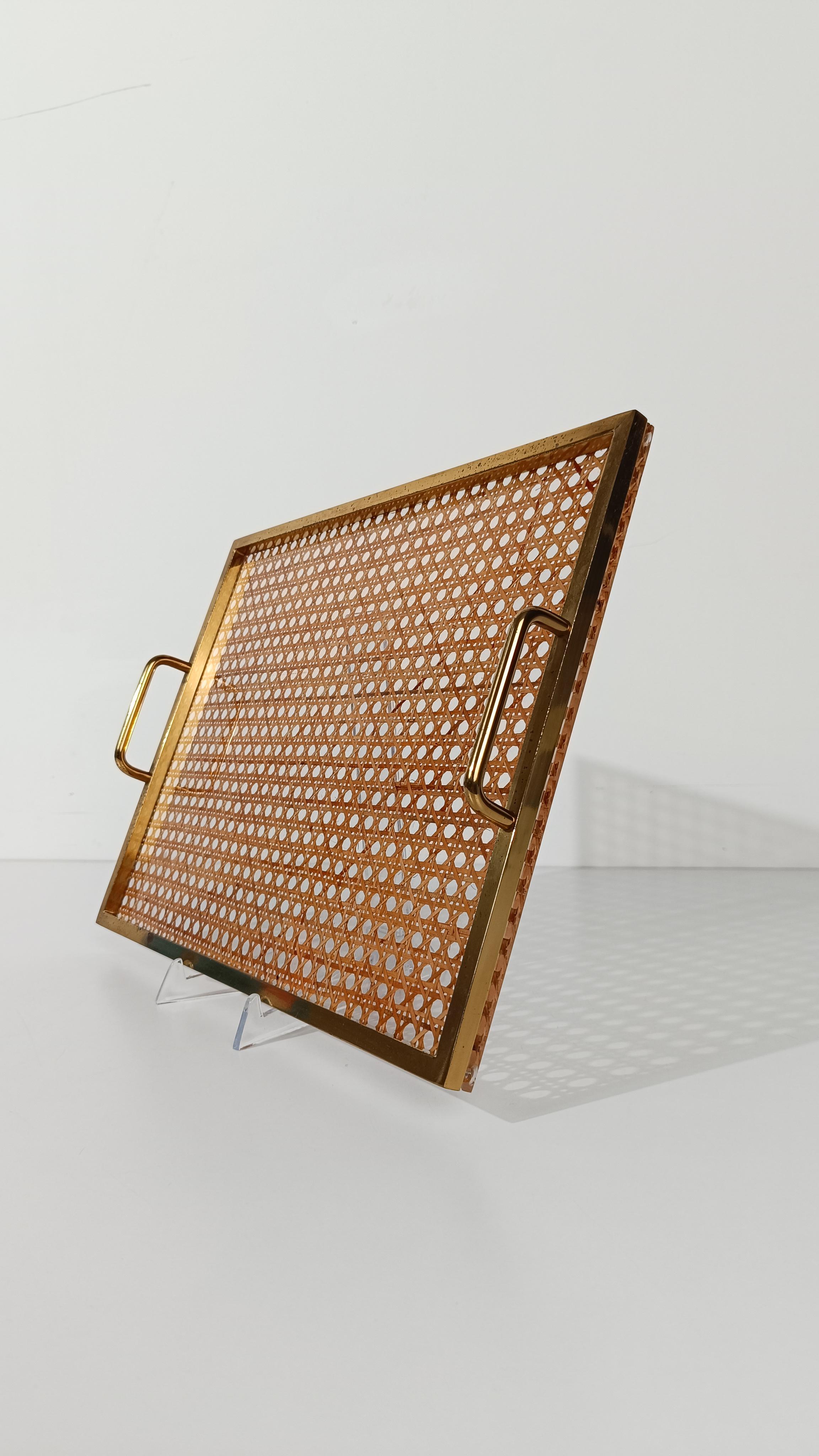 Mid Century Modern Tablett im Stil von Christian Dior, iLucite, Messing und Rohrgeflecht im Angebot 7